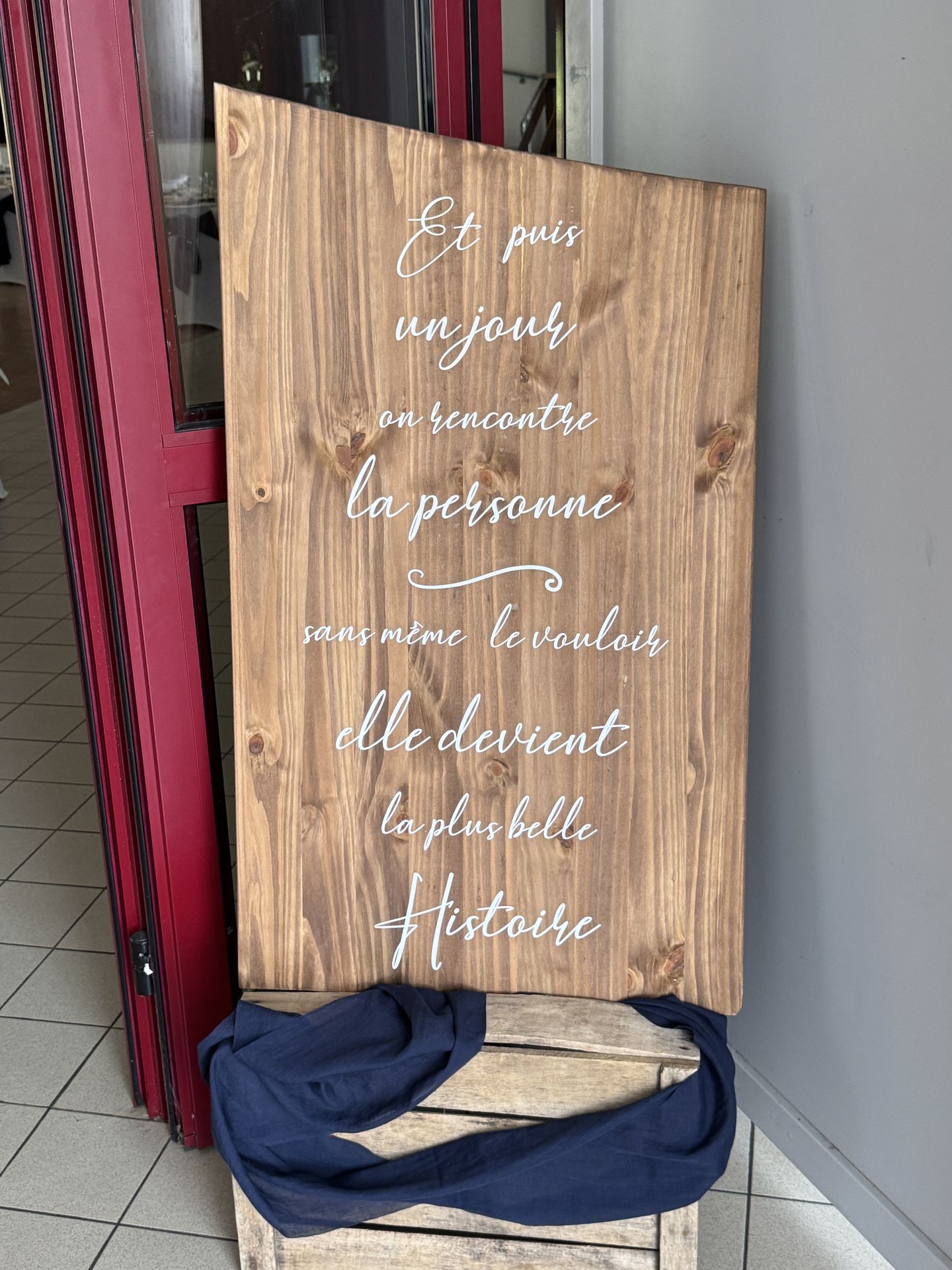 Mariage Espace de la Roche panneau en bois personnalisé tissu bleu marine