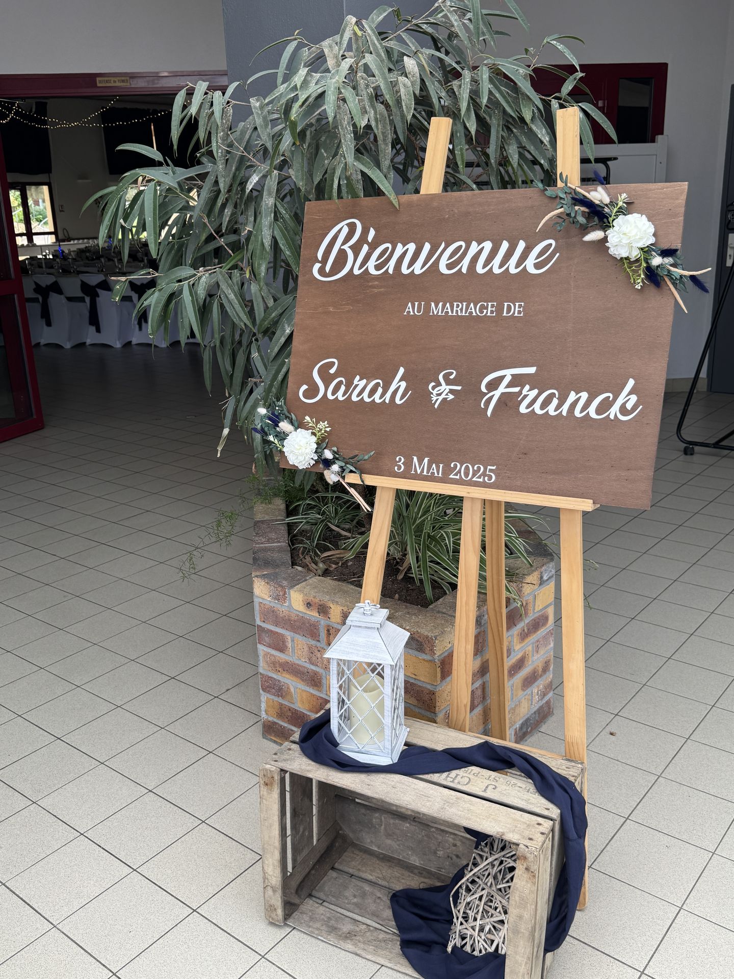 Mariage Espace de la Roche panneau de bienvenue bois caisse à pommes lanterne blanche