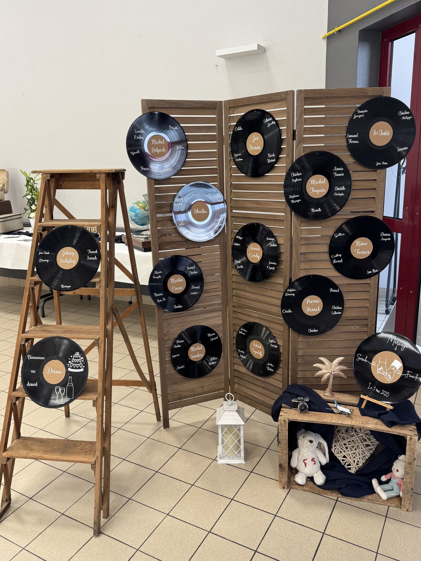Mariage Espace de la Roche plan de table échelle en bois paravent en bois disque de musique noir personnalisé