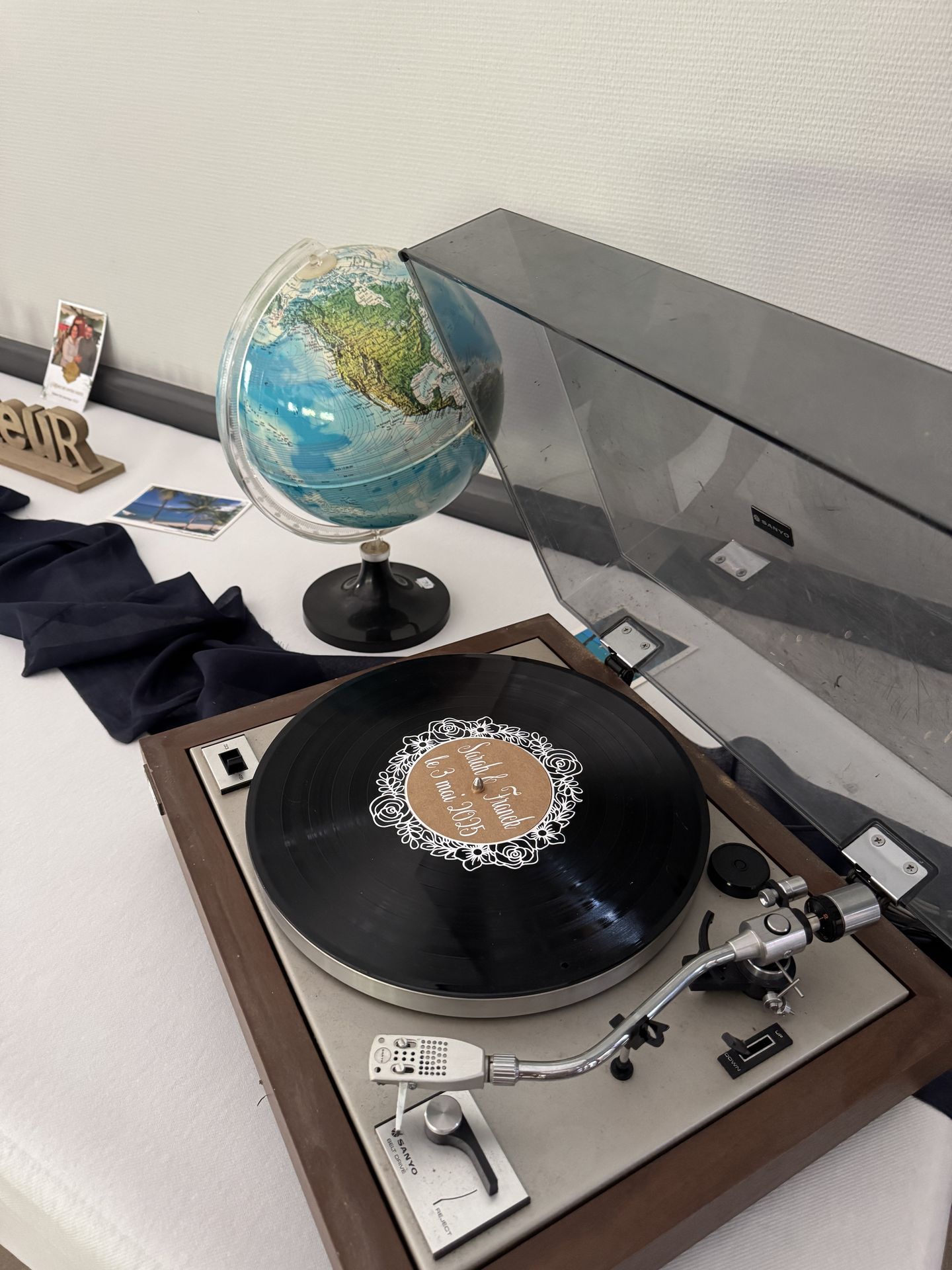 Mariage Espace de la Roche décor platine vinyles personnalisé