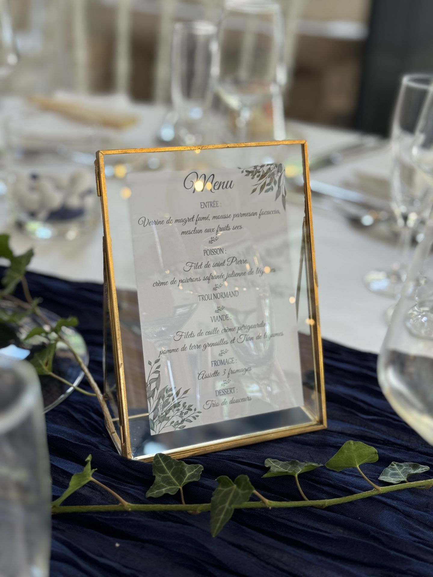 Mariage Moulin de Grenon menu de table cadre dorée lière