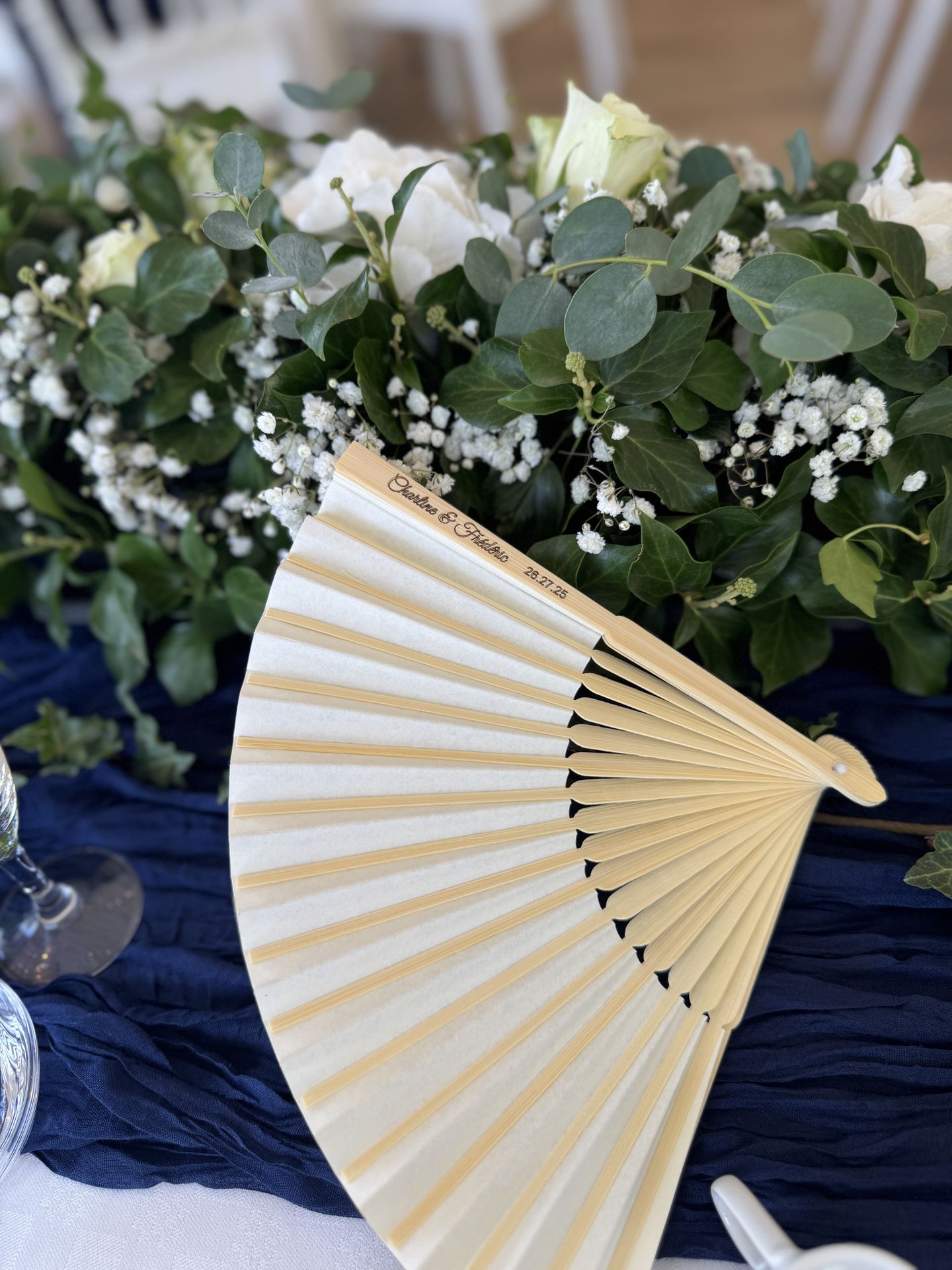 Mariage Moulin de Grenon cadeaux personnalisé éventail personnalisé blanc composition florale