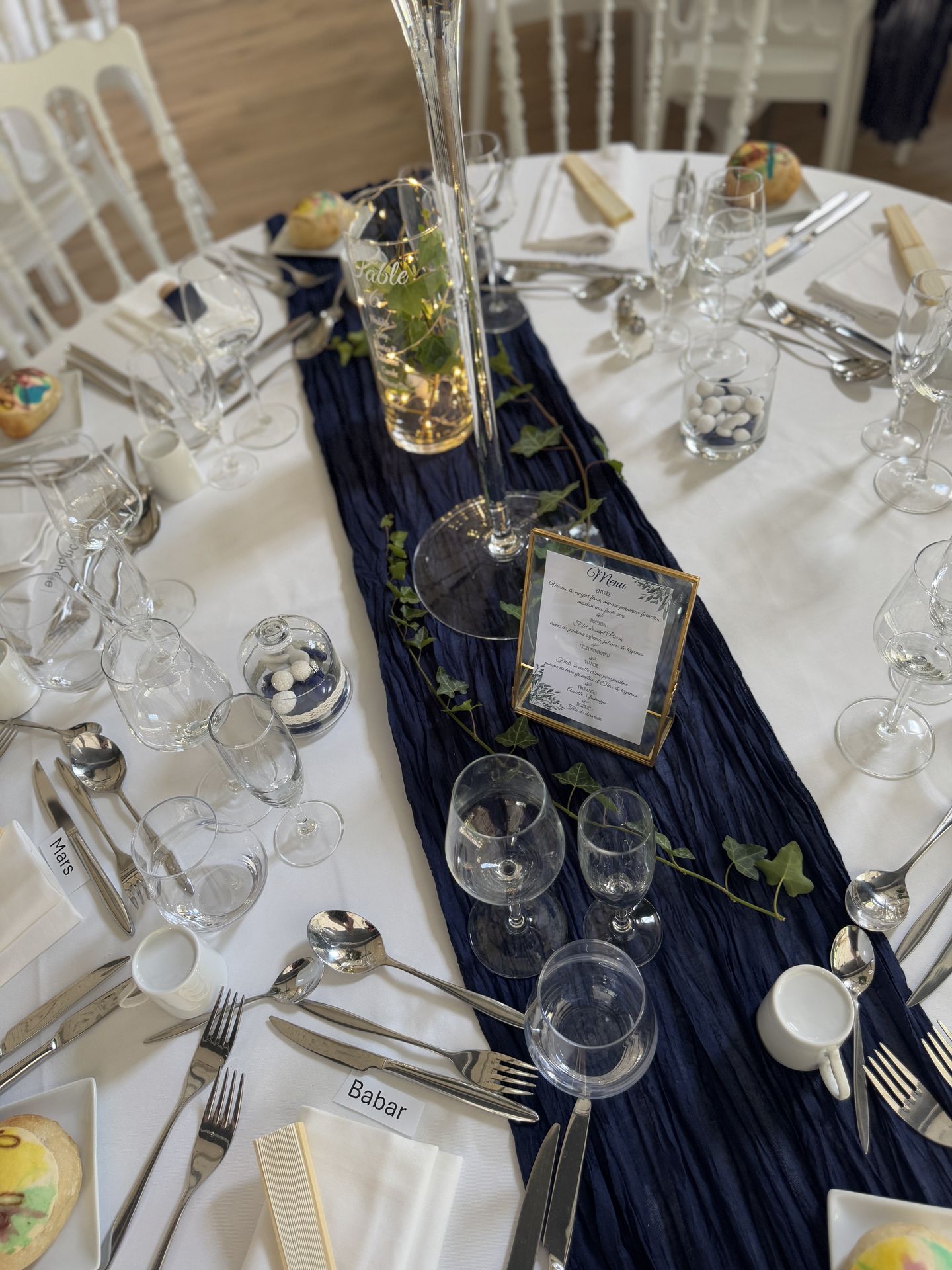 Mariage Moulin de Grenon chemin de table bleu marine lière vase transparent feuillage leds cadre menu dorée