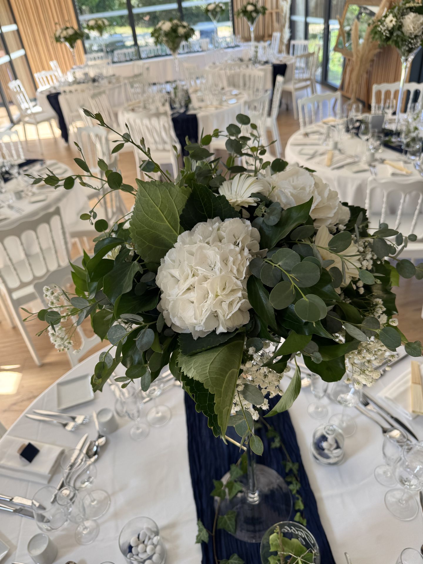 Mariage Moulin de Grenon vase compostion florale table chemin de table bleu marine