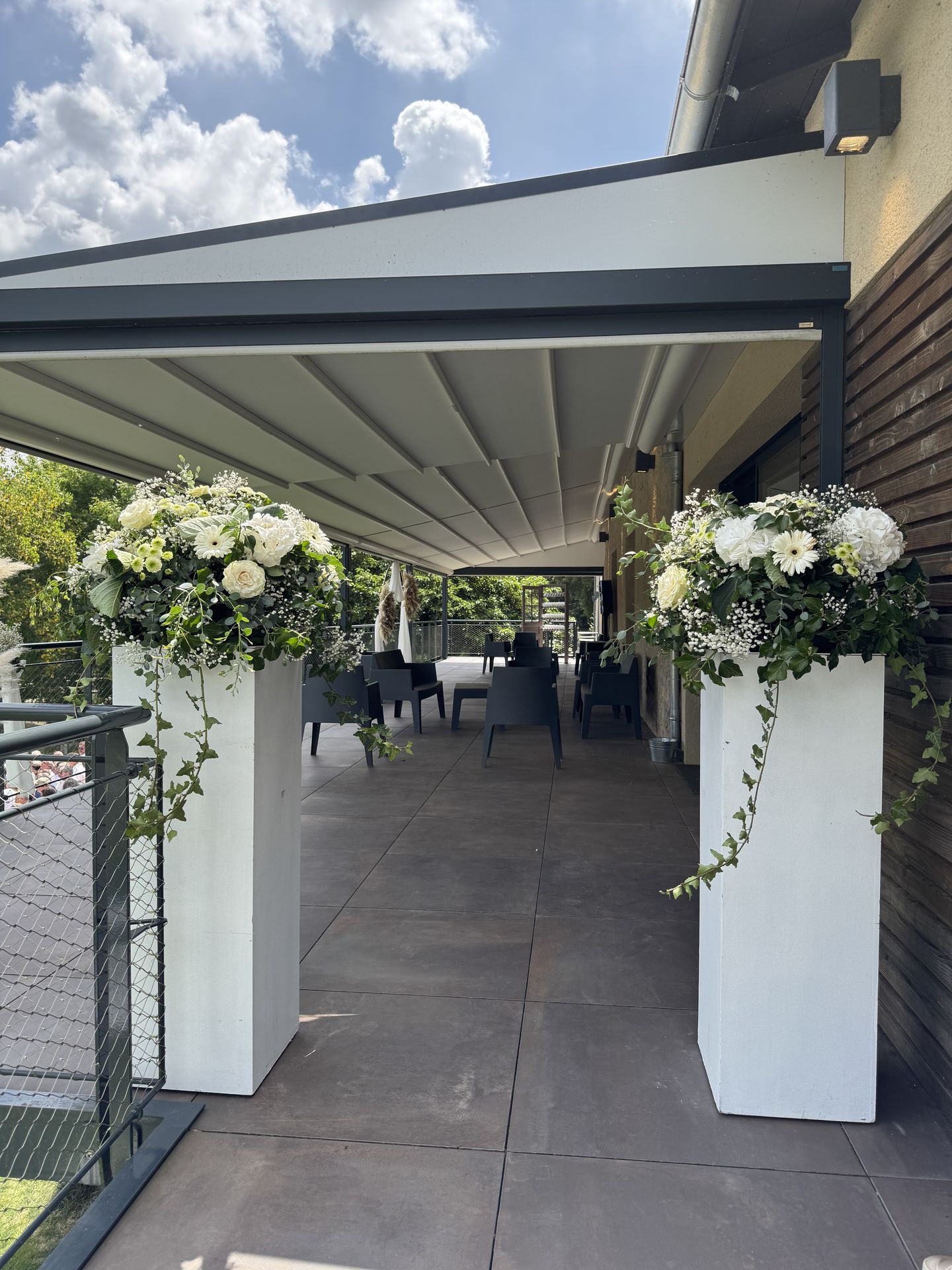 Mariage Moulin de Grenon socle blanc composition florales