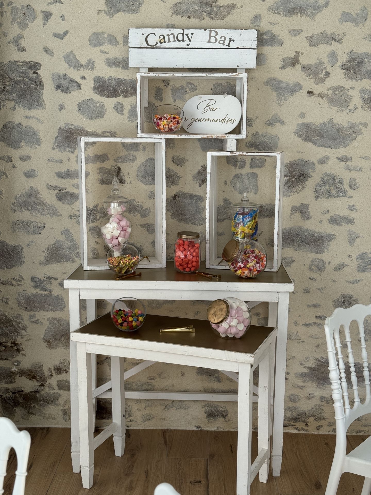 Mariage Moulin de Grenon bar à gourmandise caisse à pommes blanc et bois