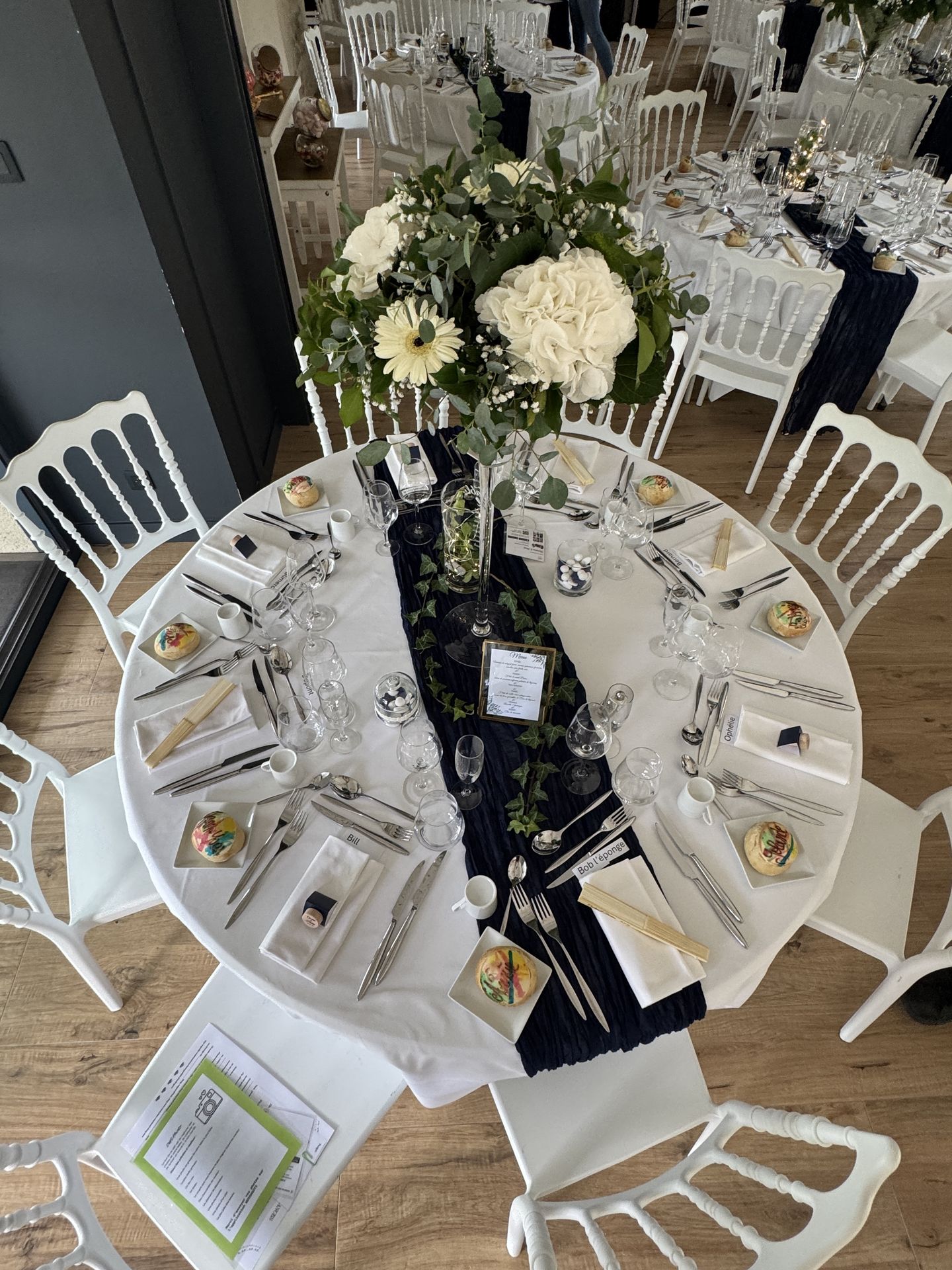 Mariage Moulin de Grenon table blanche chemin de table bleu marine vase composition florales menu cadre dorée