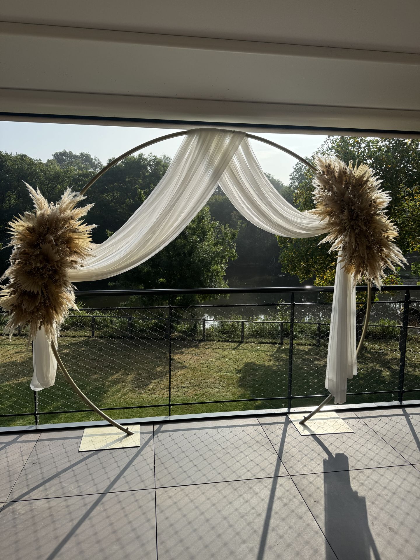 Mariage Moulin de Grenon arche ronde tissu blanc pampas