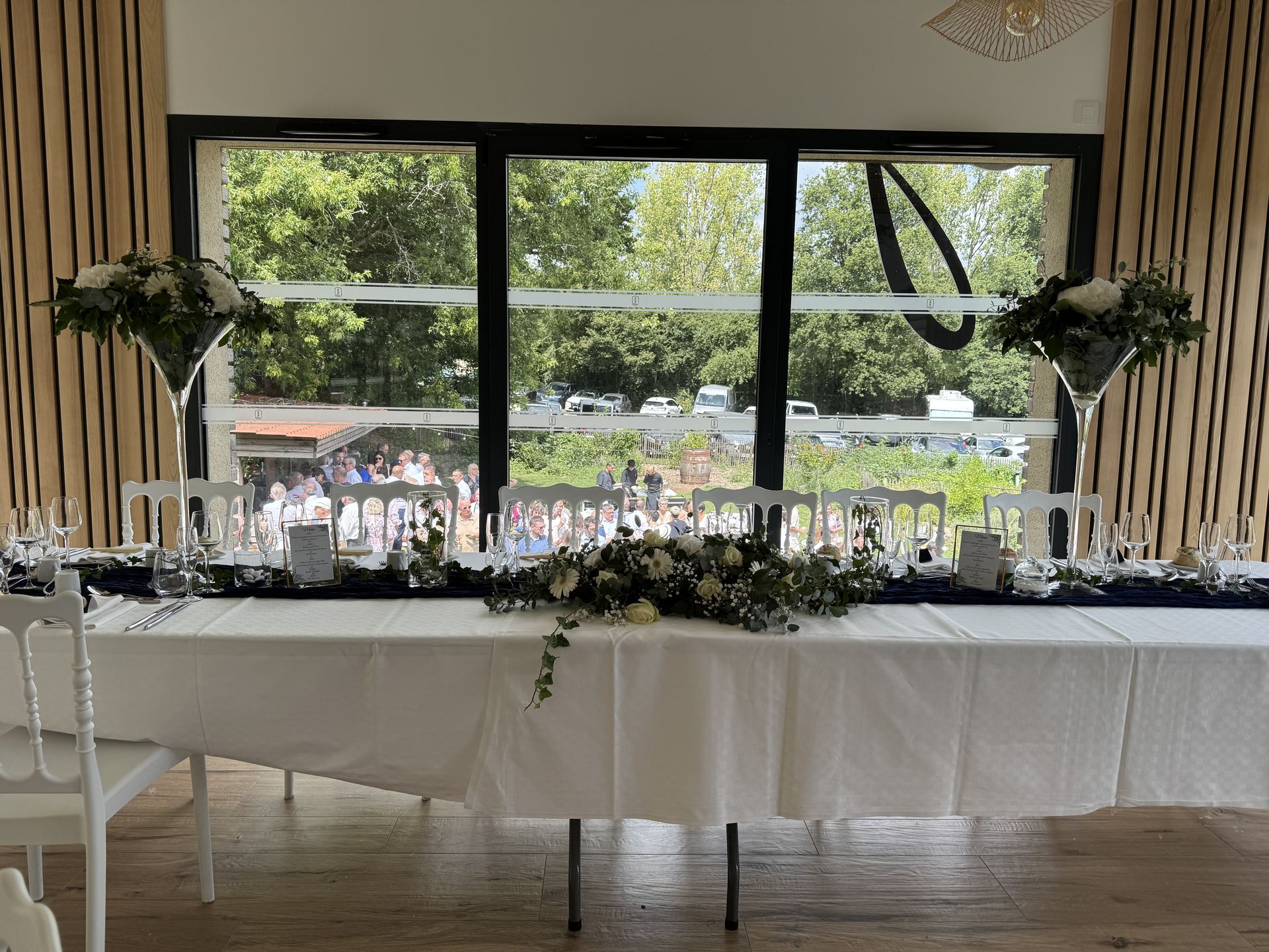 Mariage Moulin de Grenon table blanche chemin de table bleu marine vase composition florales