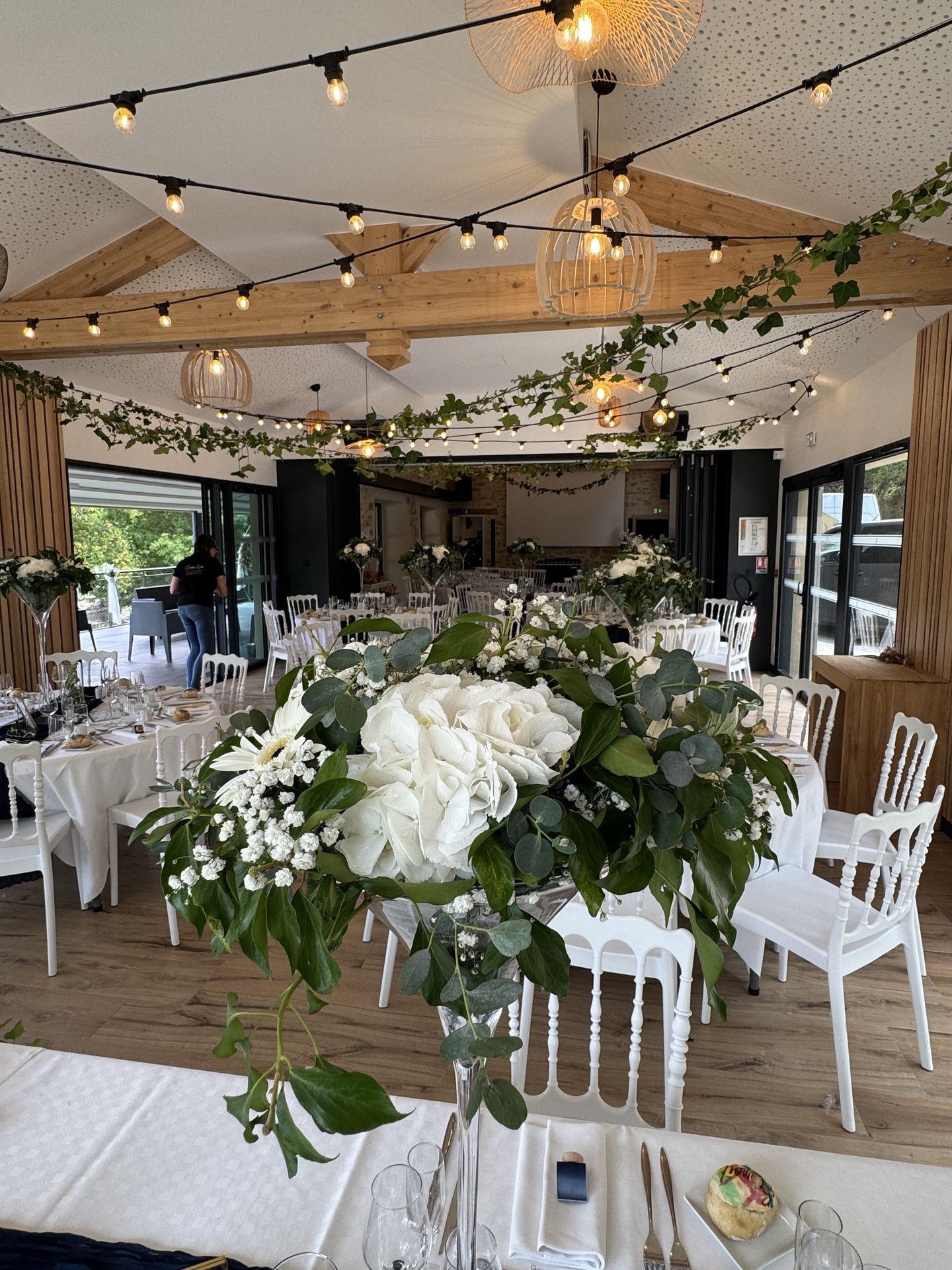 Mariage Moulin de Grenon plafond guirlande guinguette lière composition florale rose blanche