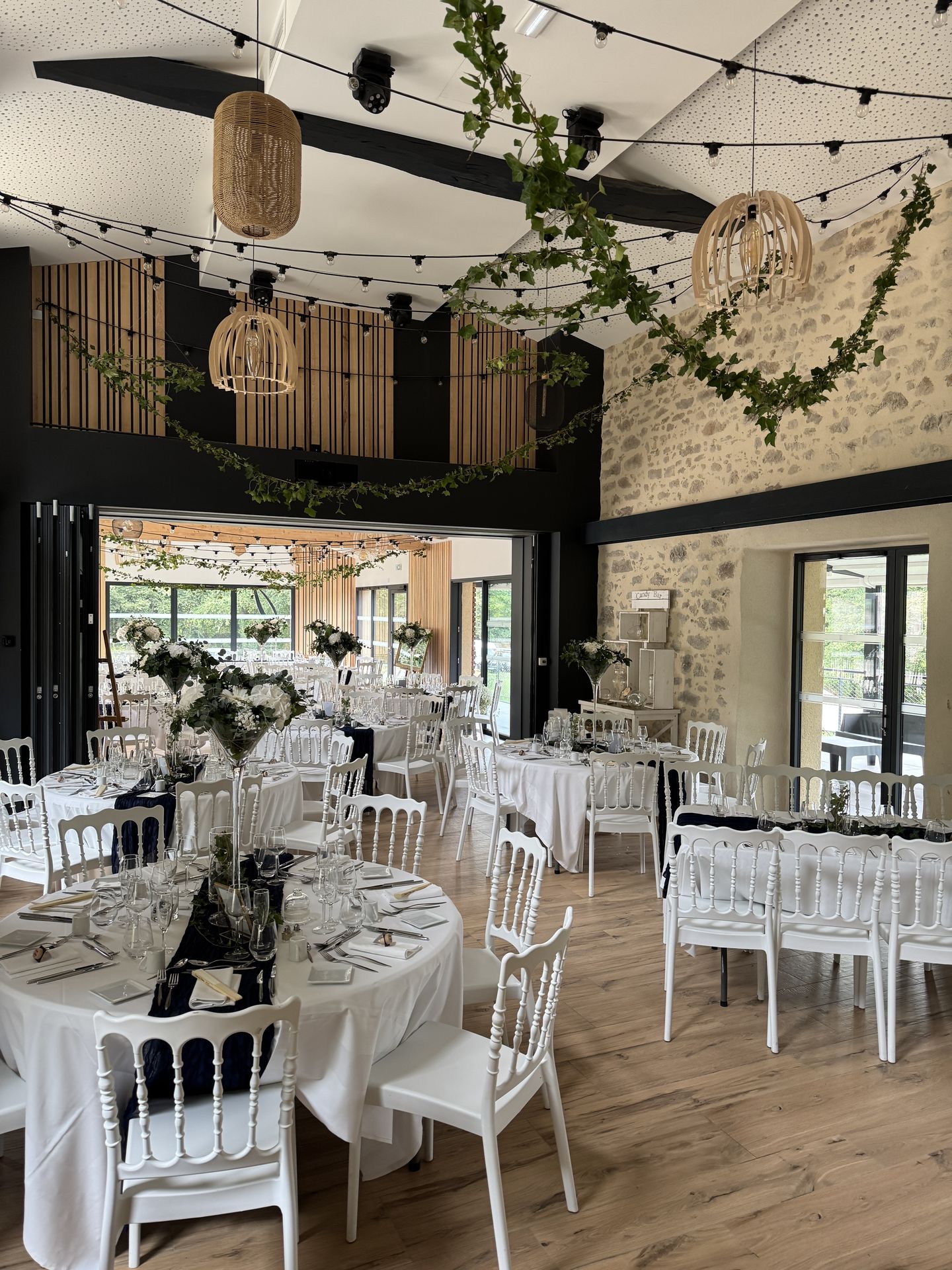 Mariage Moulin de Grenon plafond guirlande guinguette et lière table blanche chemin de table bleu marine vase composition florales