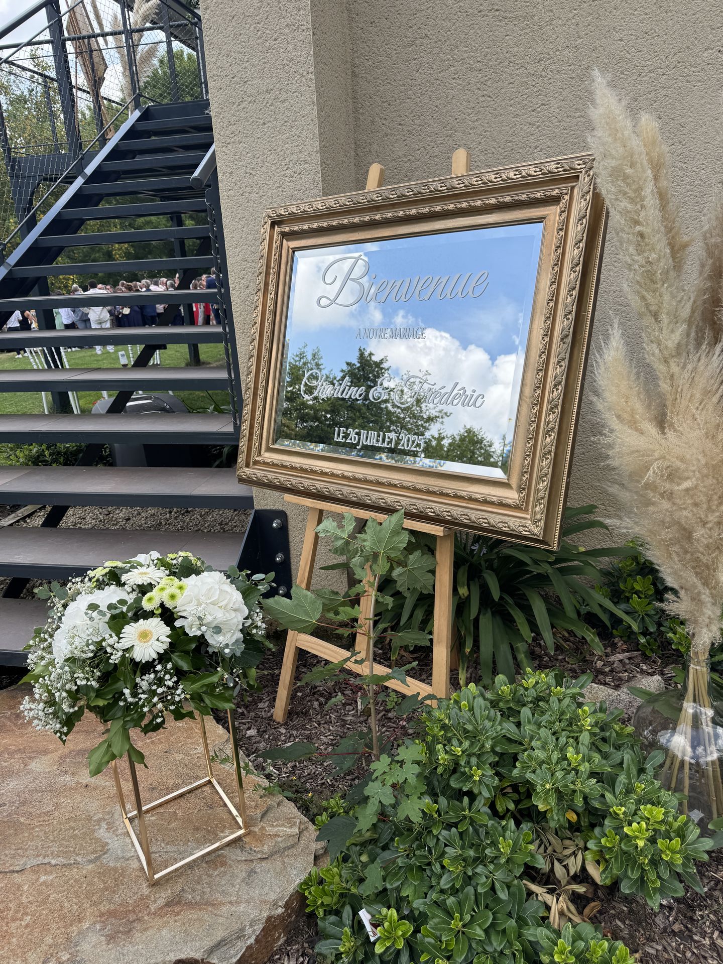 Mariage Moulin de Grenon panneau de bienvenue miroir dorée pampas scole dorée et composition florales