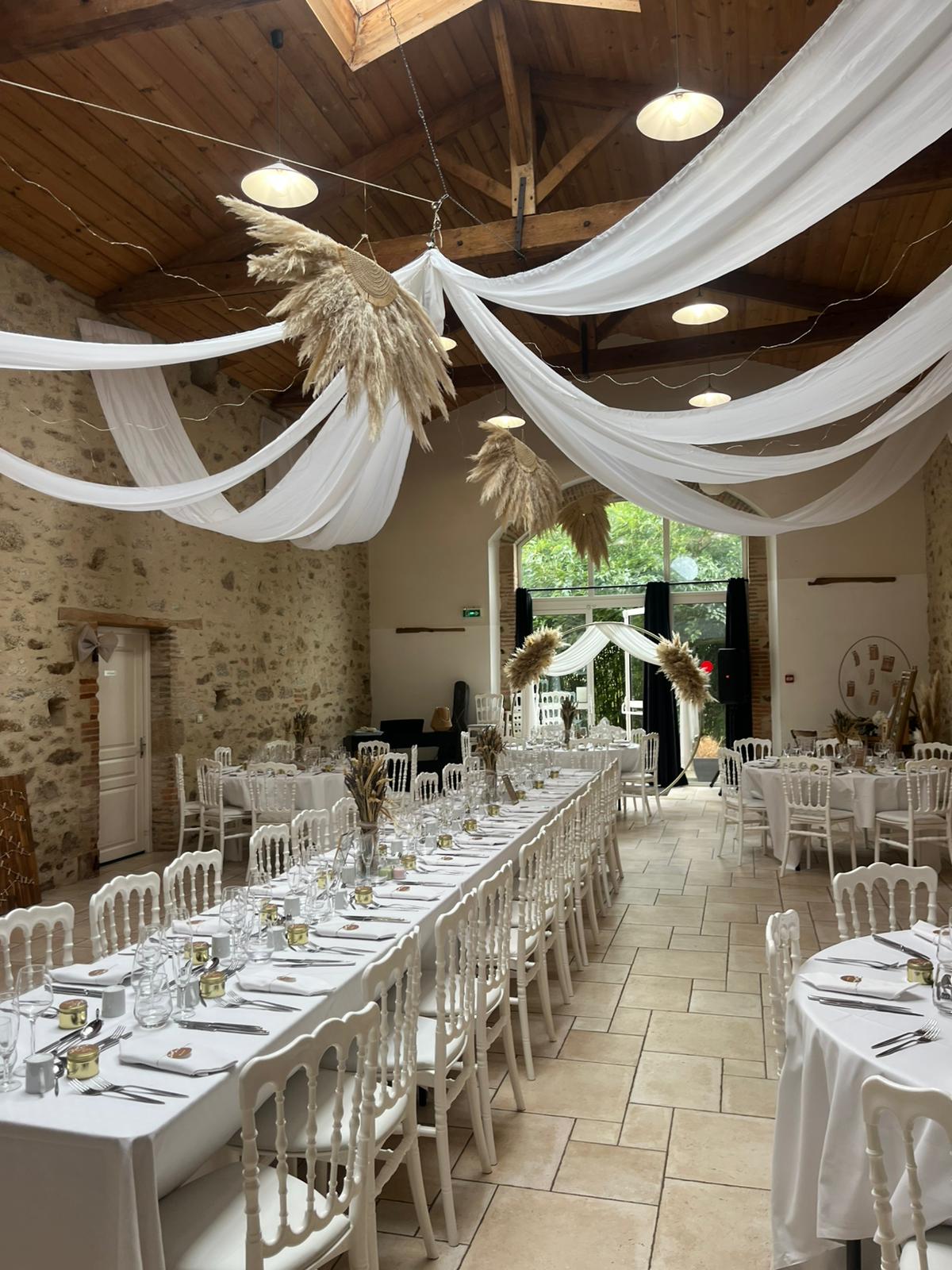 Mariage O Trois Lieux plafond tentures blanches pampas arche blanche et pampas table blanche