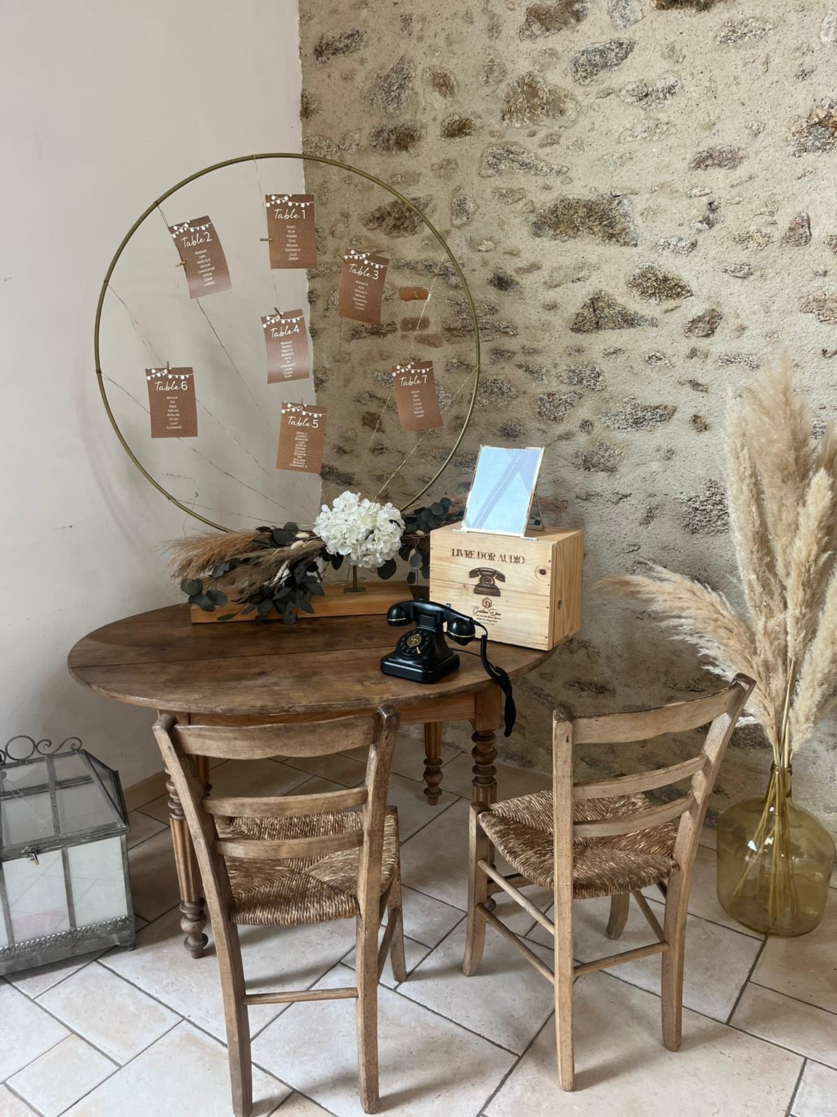 Mariage O Trois Lieux espace plan de table rond dorée guirlande lumineuse livre d'or audio téléphone