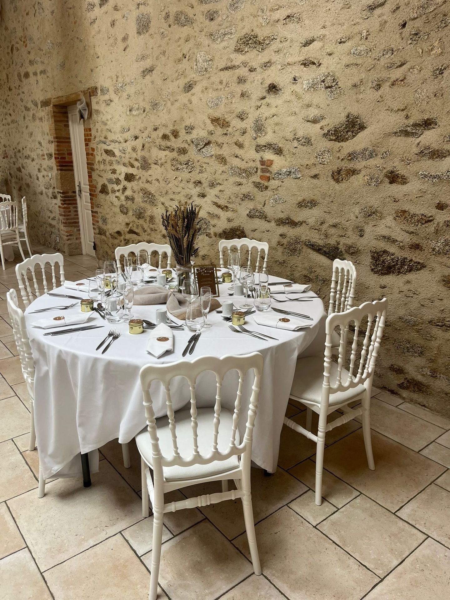 Mariage O Trois Lieux table blanche nappe blanche vase fleurs sèches
