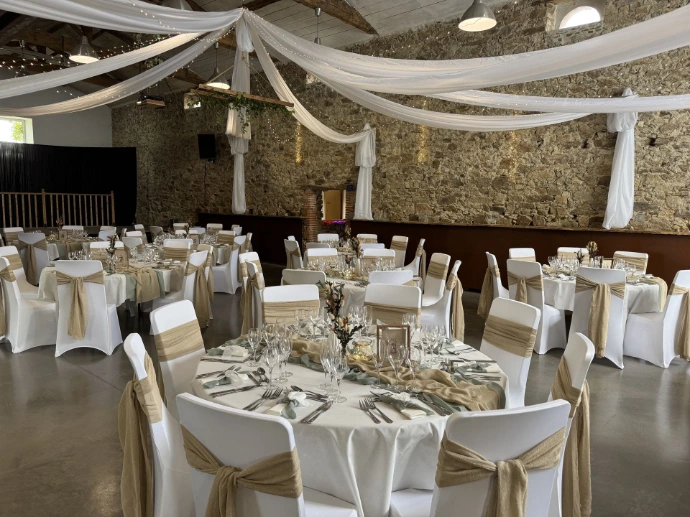 Mariage Domaine de Marin plafond tentures blanches leds structure bois lière table blanche vert sauge et sable