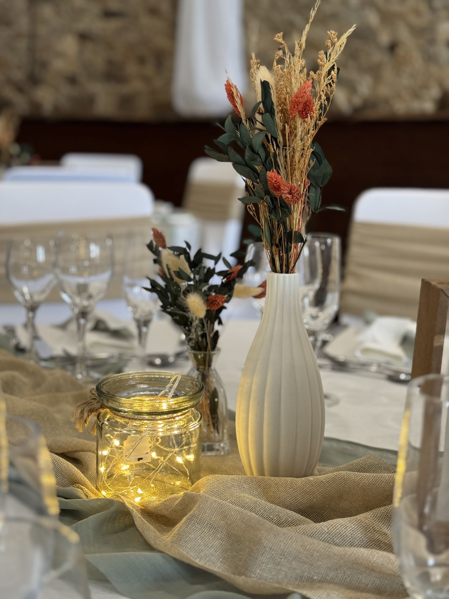 Mariage Domaine de Marin vas blanc matte fleurs sèches terracotta feuillage vert vase leds