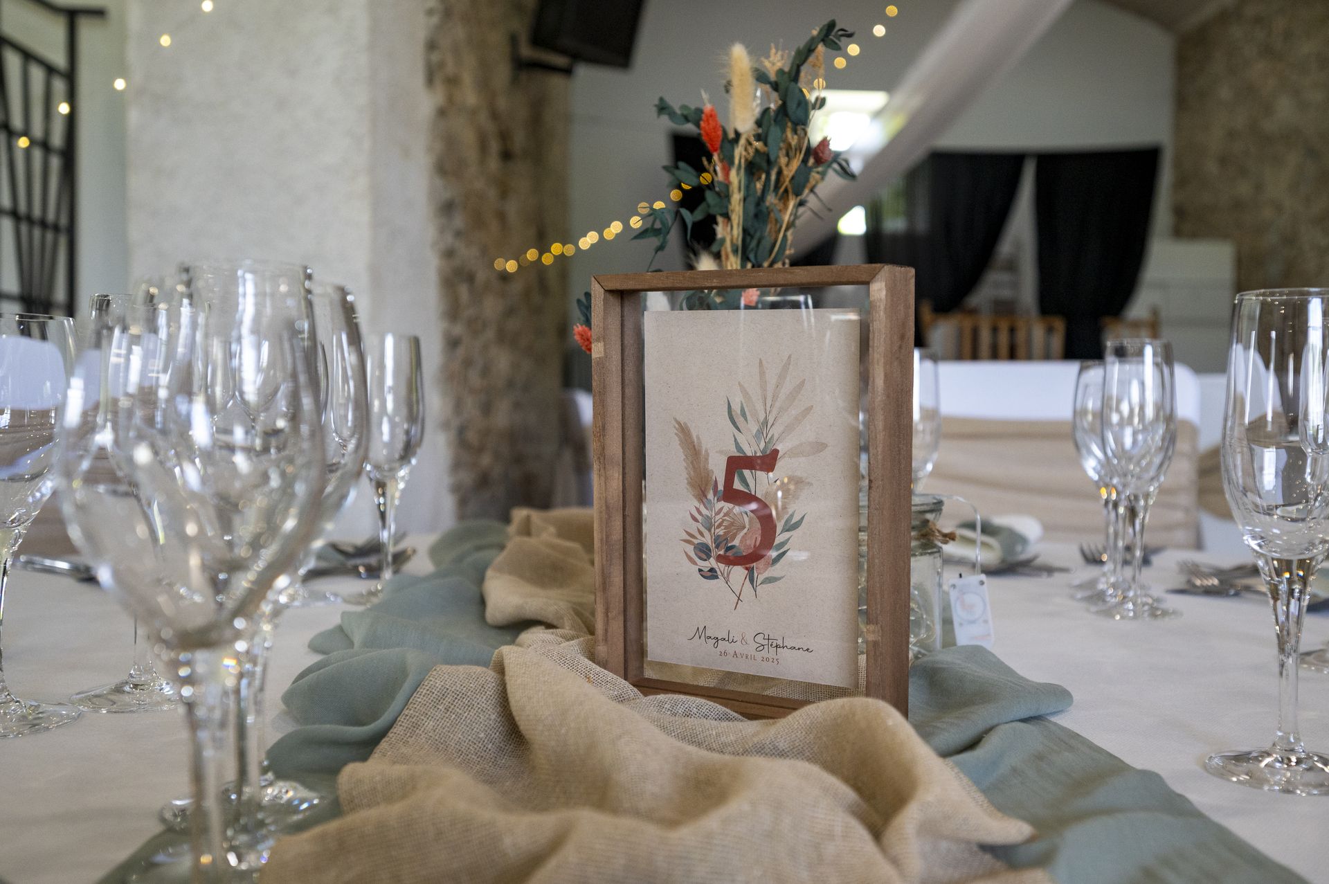 Mariage Domaine de Marin nom de table personnalisé terracotta cadre en bois naturel fleurs sèches