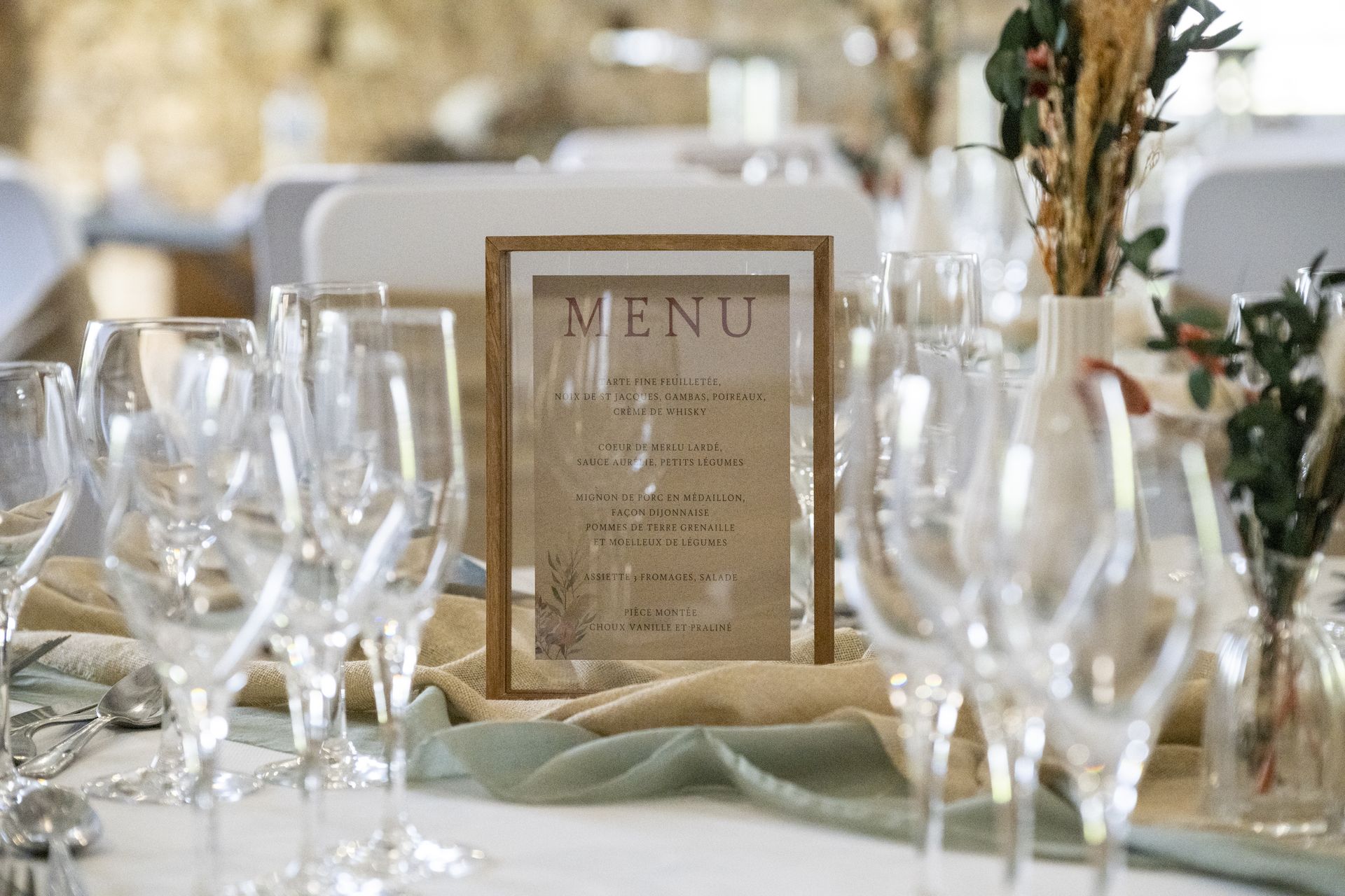 Mariage Domaine de Marin Menu de table cadre en bois vase fleurs sèches verre