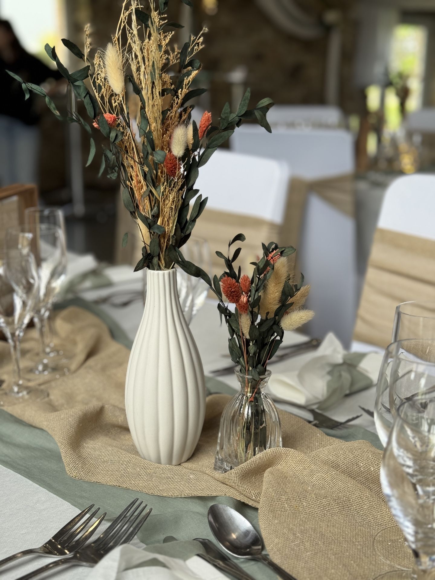 Mariage Domaine de Marin vas blanc matte fleurs sèches terracotta feuillage vert vase leds