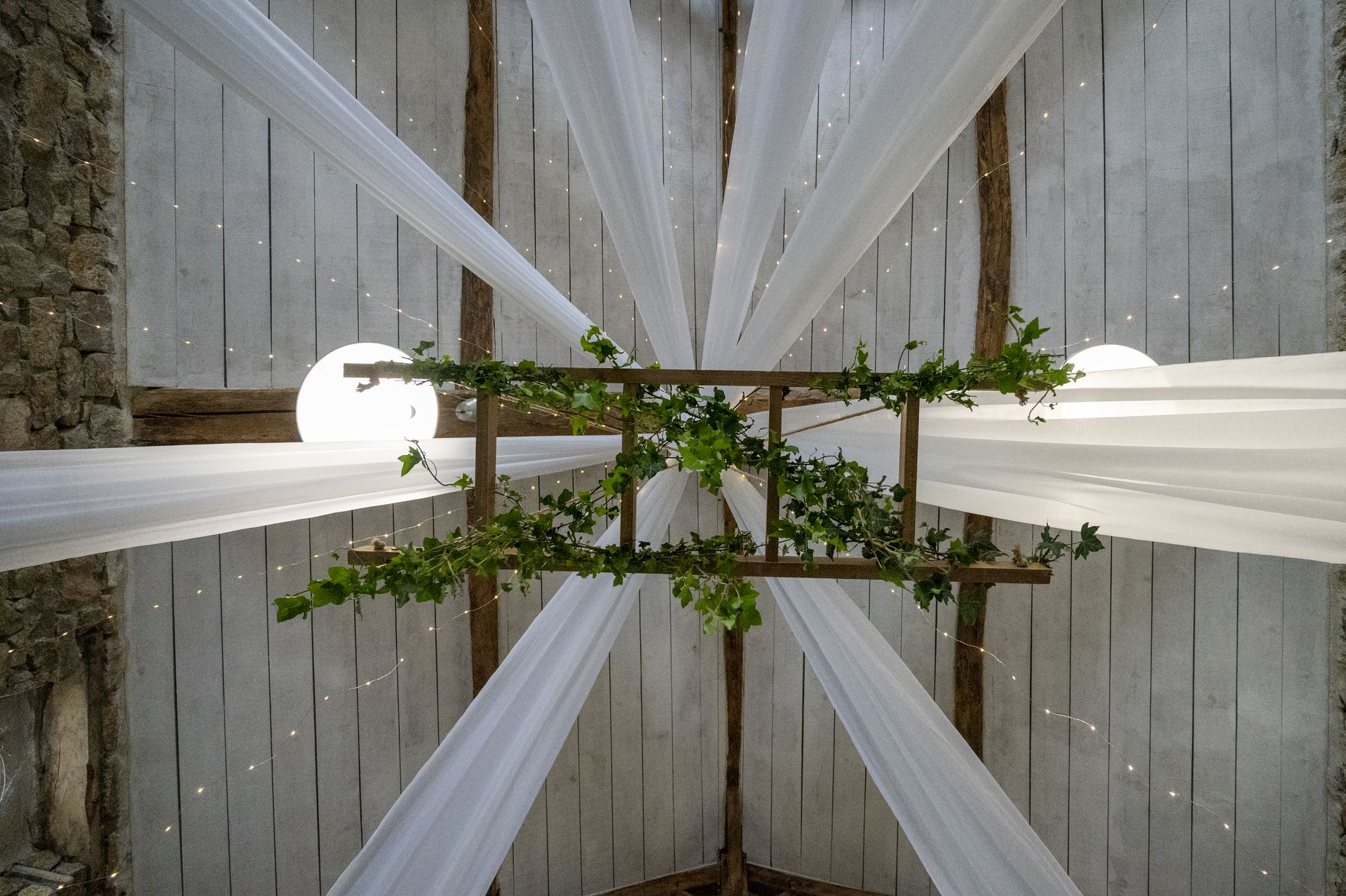 Mariage Domaine de Marin plafond tentures blanches leds structure bois lière