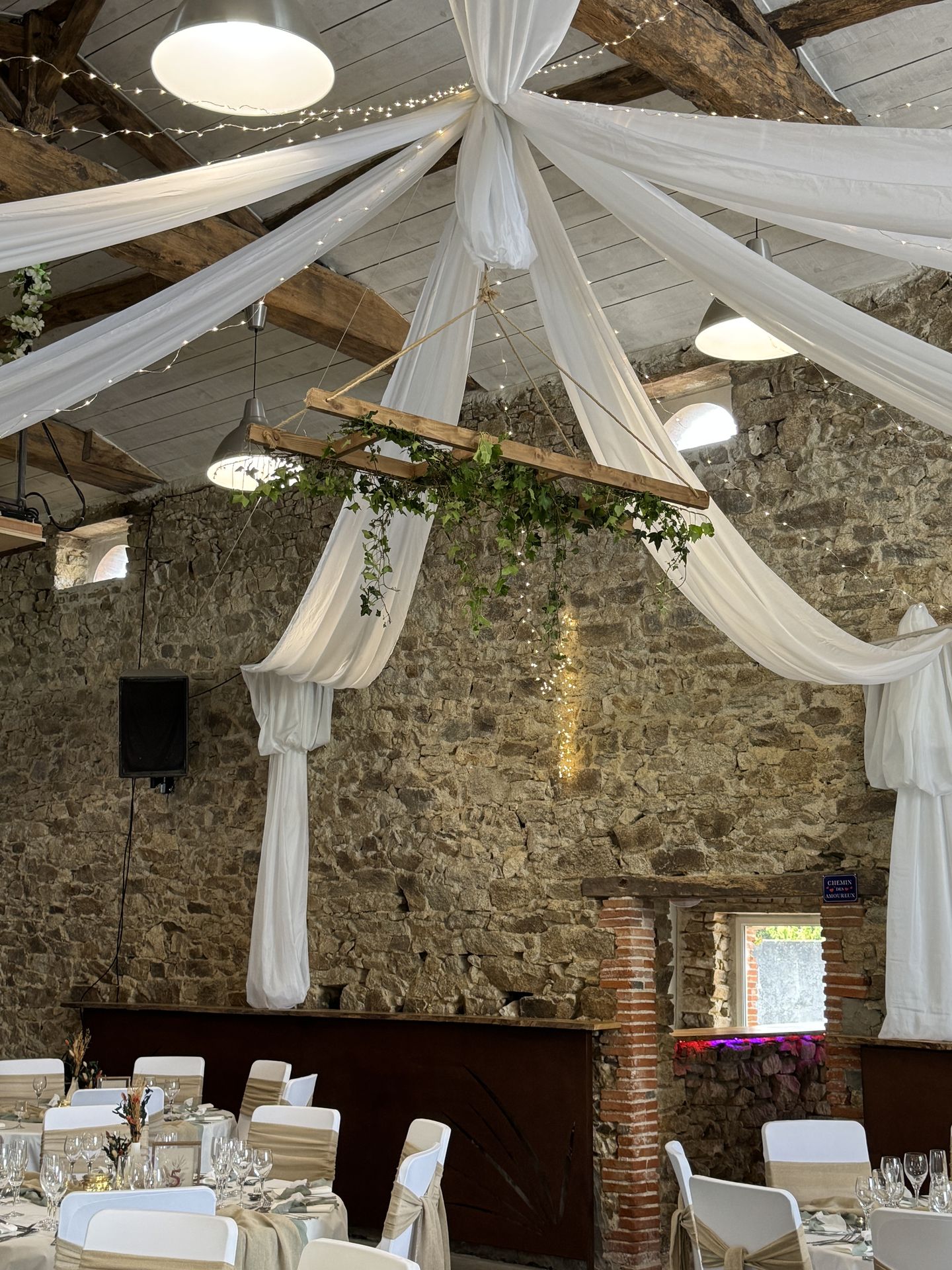 Mariage Domaine de Marin plafond tentures blanches leds structure bois lière
