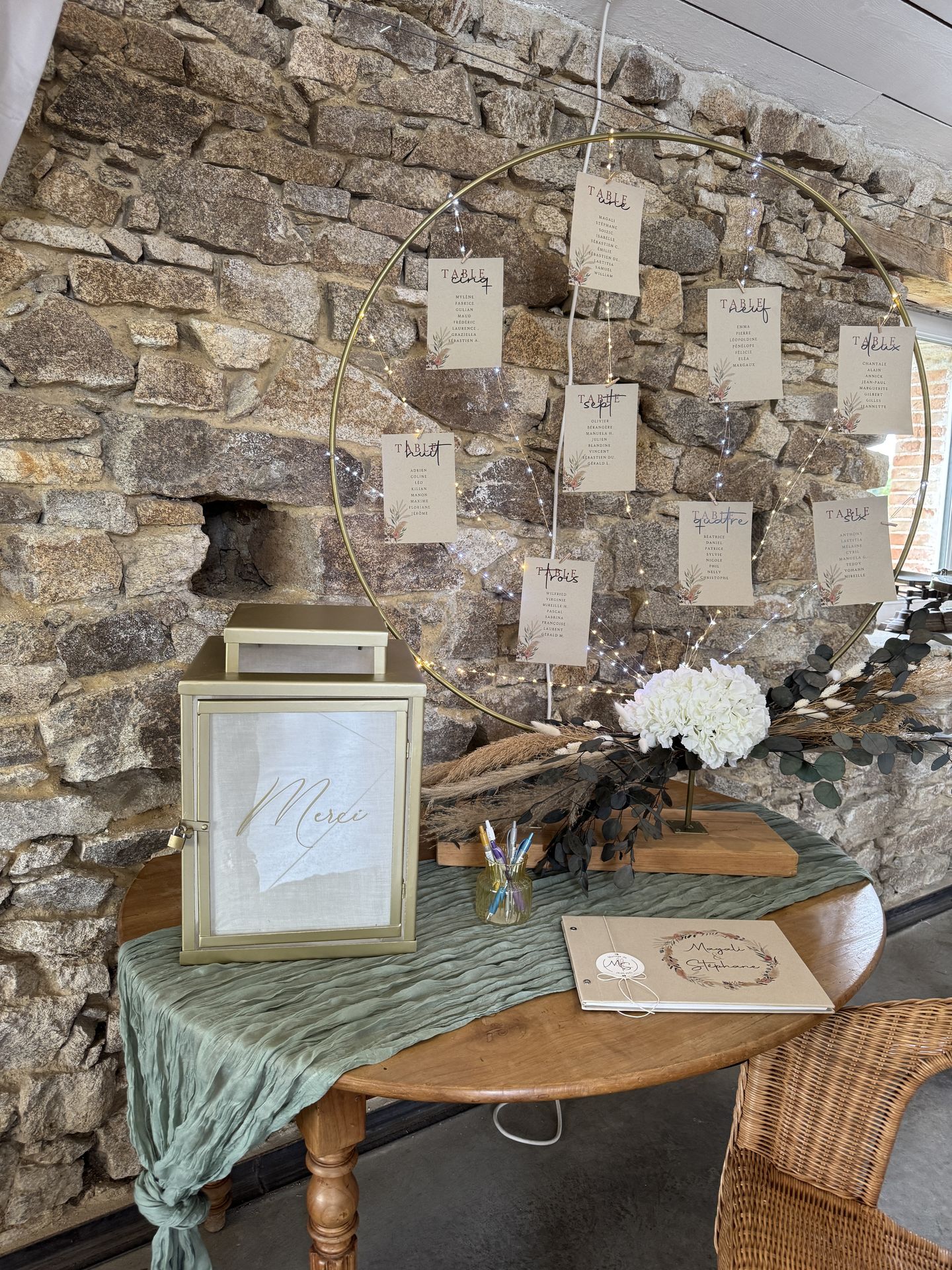 Mariage Domaine de Marin espace livre d'or et cagnotte cube dorée personnalisé plan de table rond guirlande leds