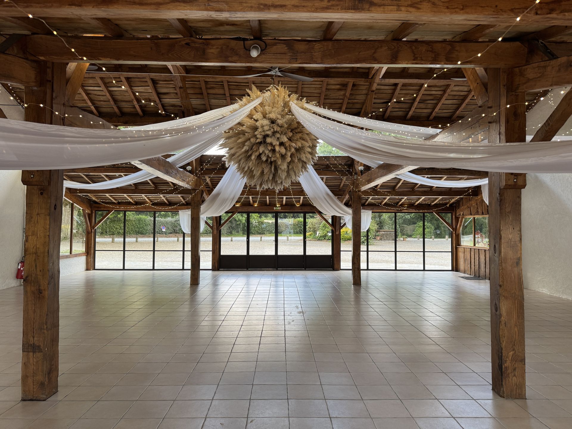 Mariage Le Bois Foucault plafond tentures blanches leds et boule de pampas