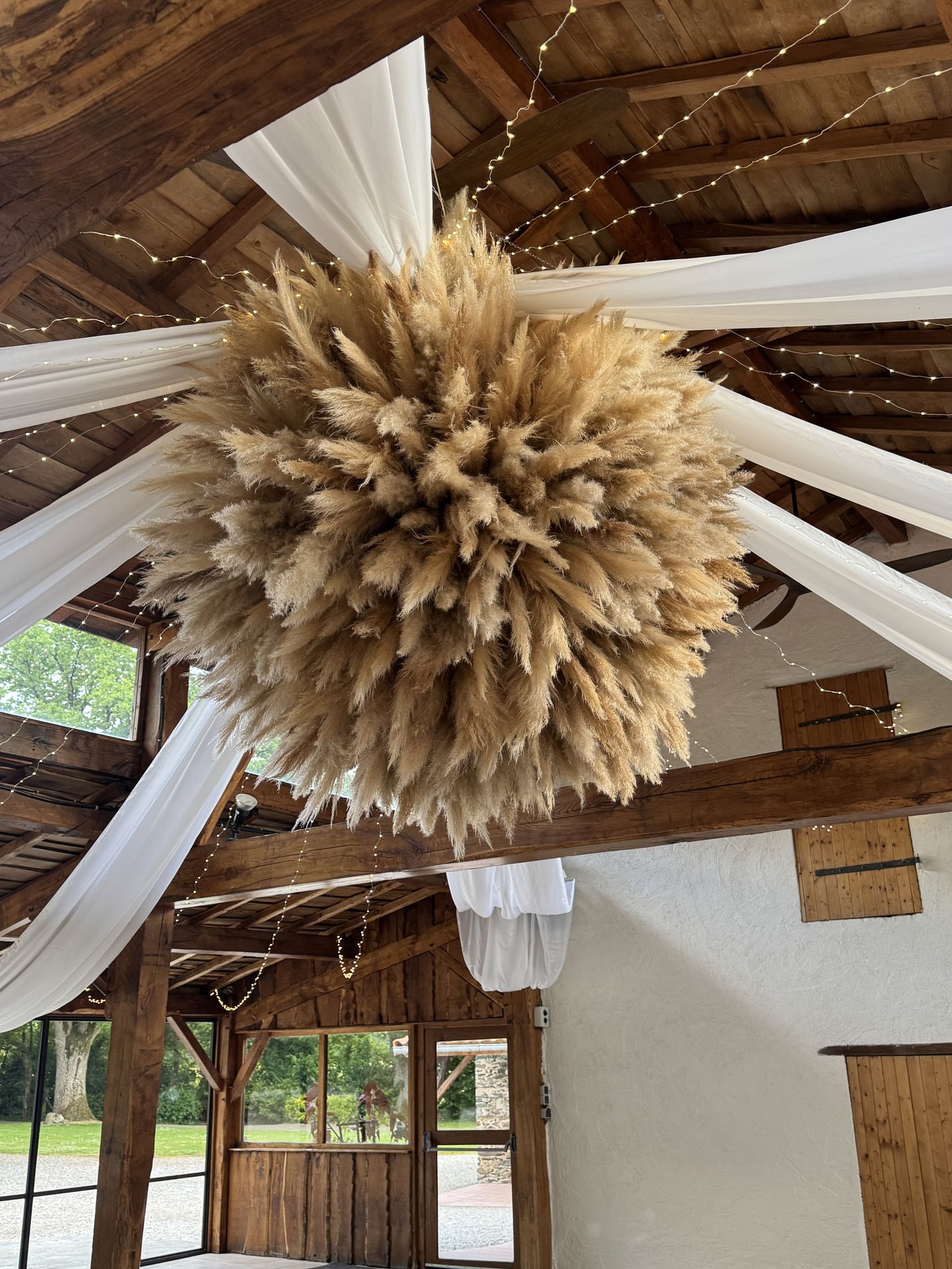 Mariage Le Bois Foucault plafond tentures blanches leds et boule de pampas