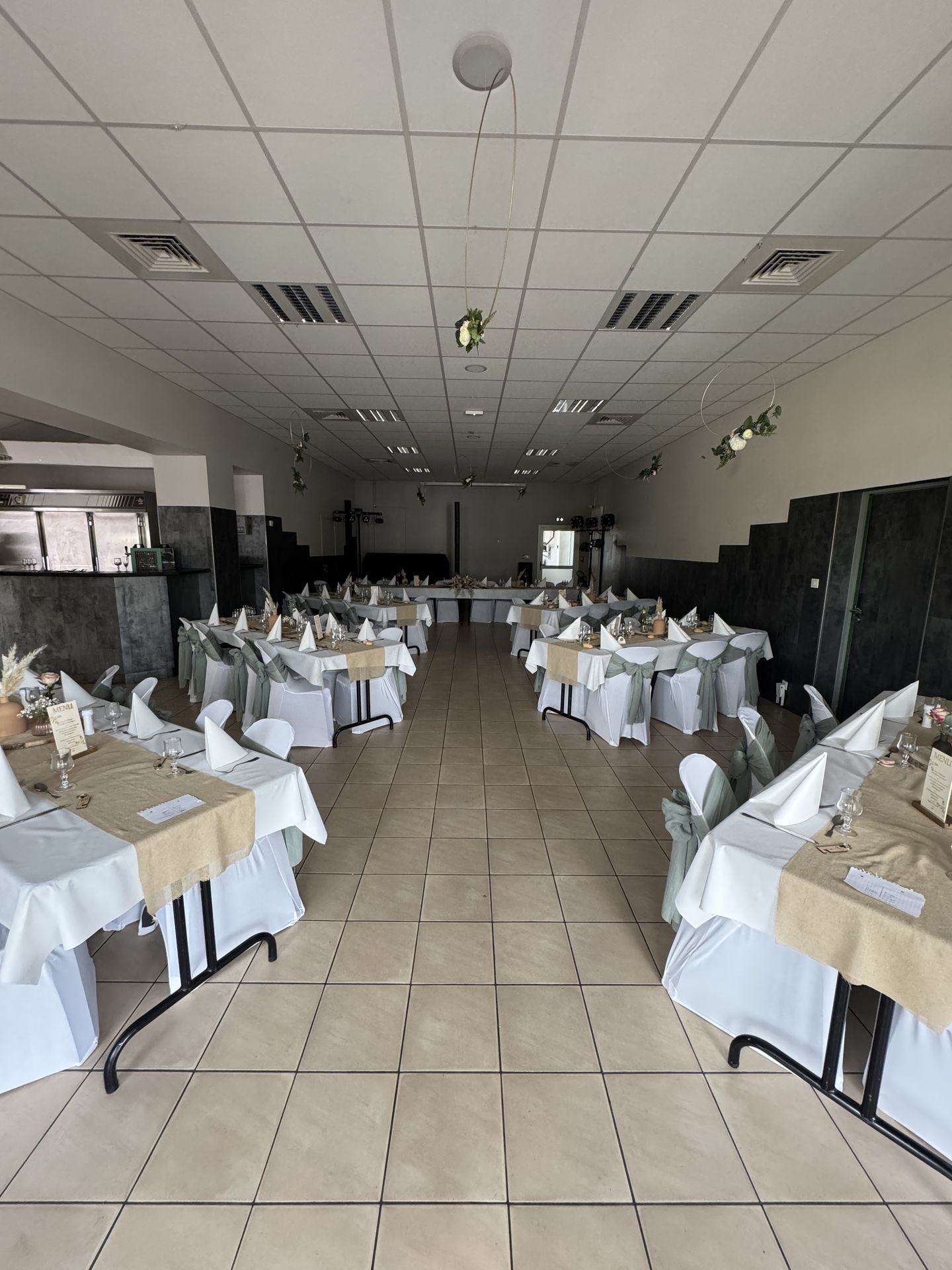 Mariage Salle des Audouins salle intérieure table blanche sable noeud vert sauge