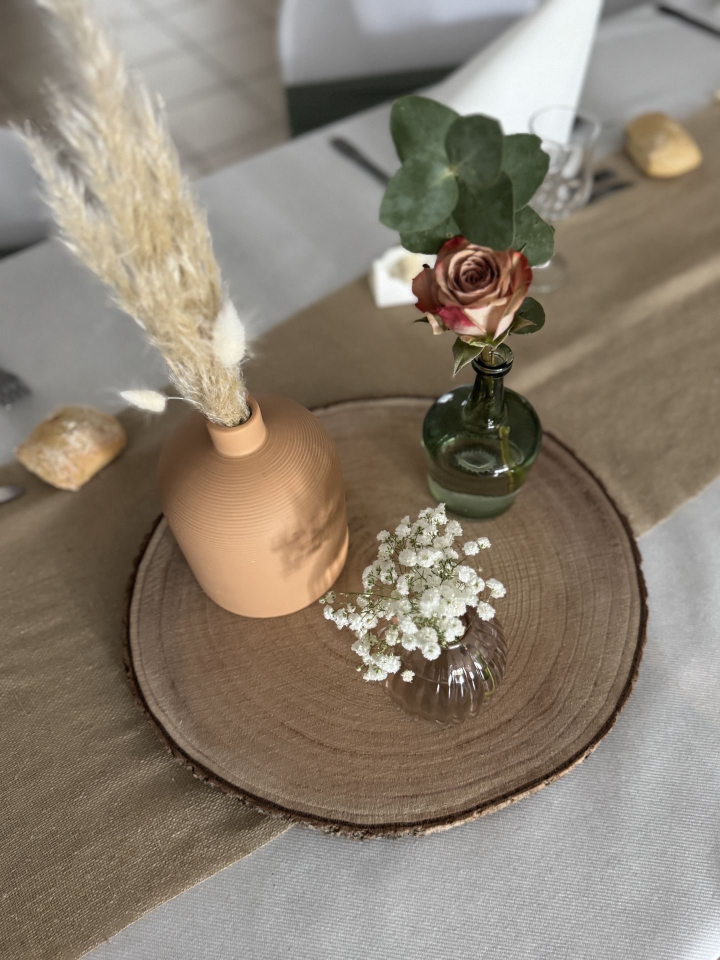 Mariage Salle des Audouins centre de table rondin en bois vase naturel transparent pampas et fleurs