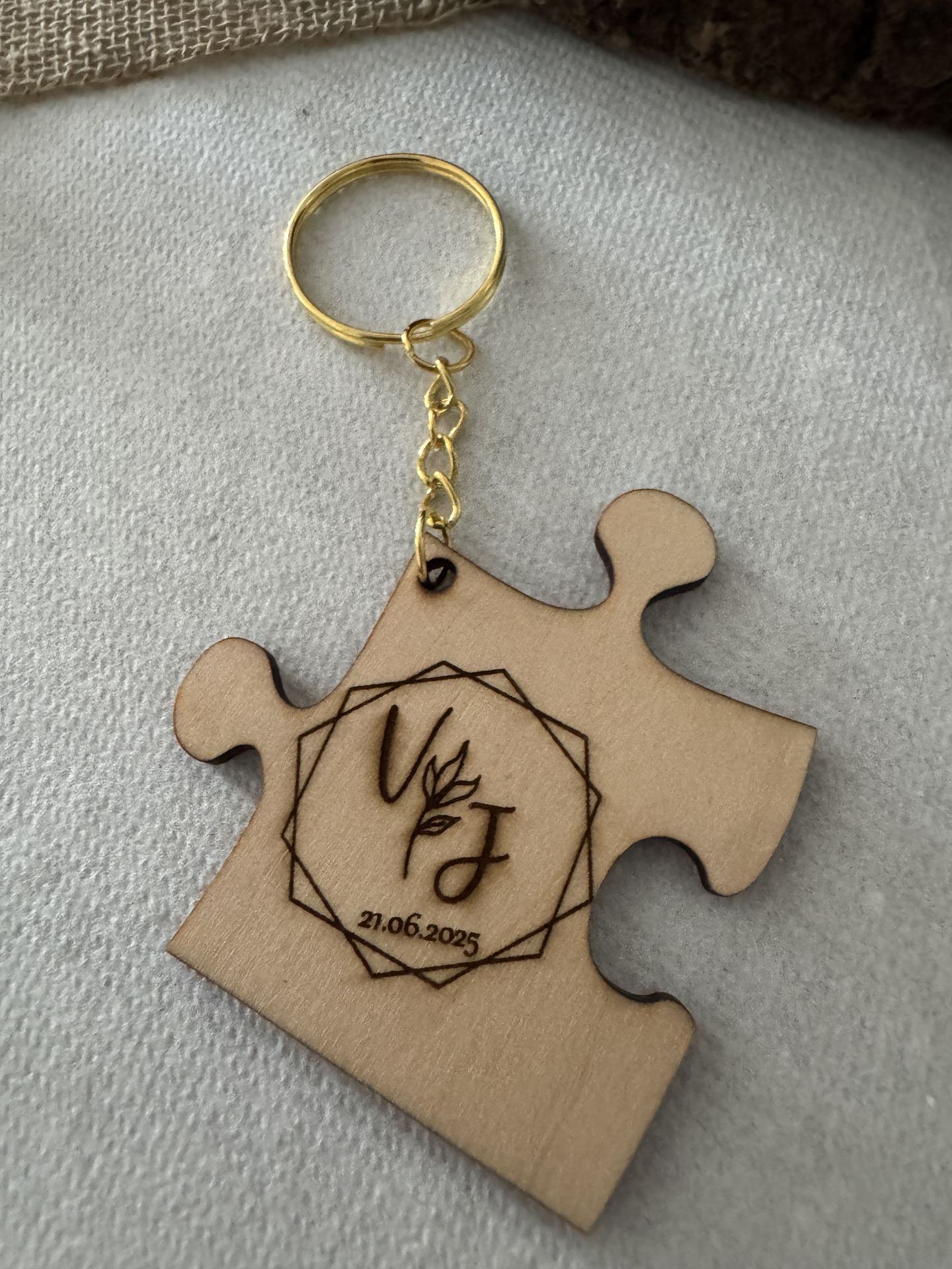 Mariage Salle des Audouins cadeaux invités porte clé en bois gravée personnalisé