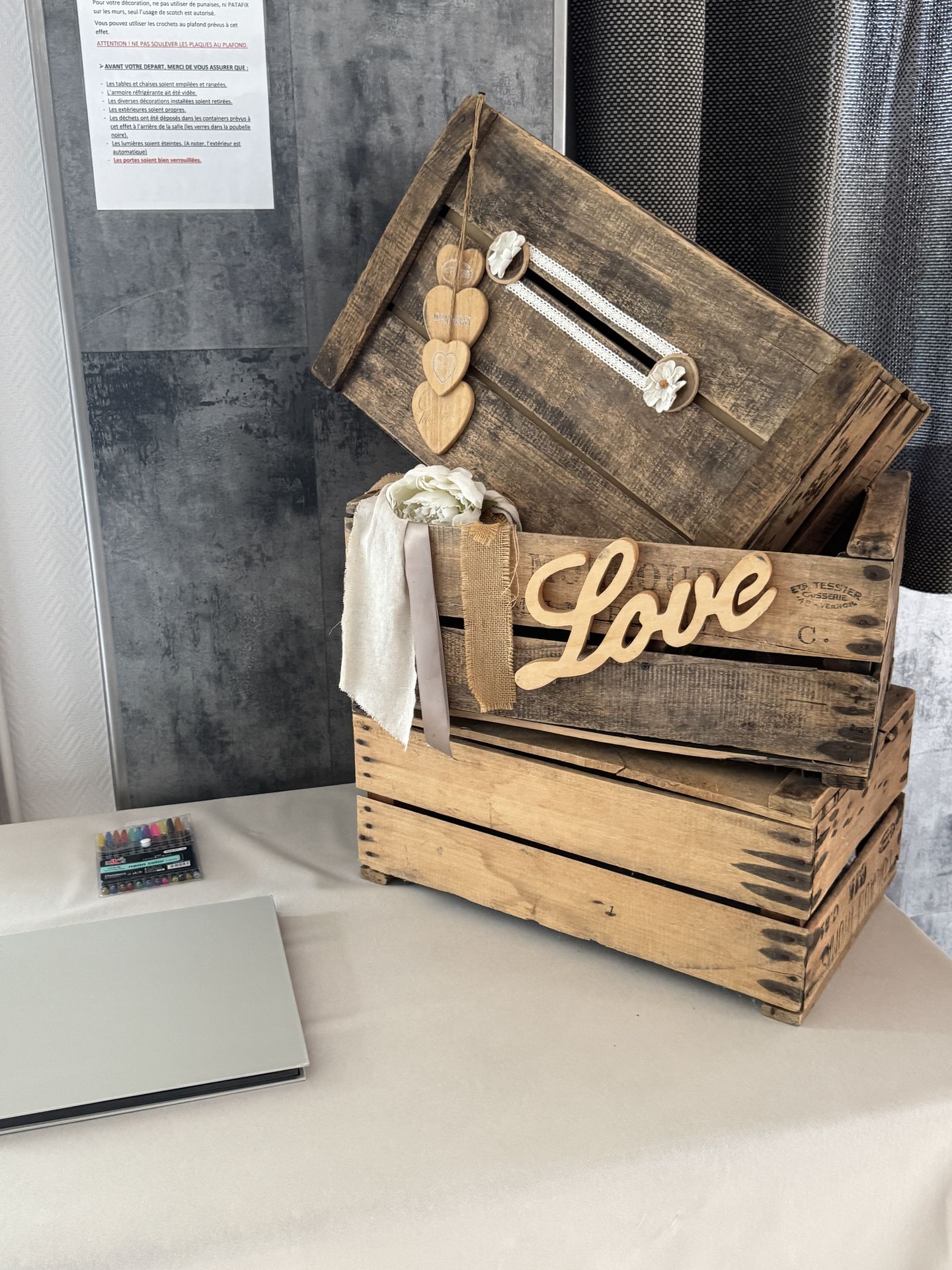 Mariage Salle des Audouins caisse à pommes love en bois