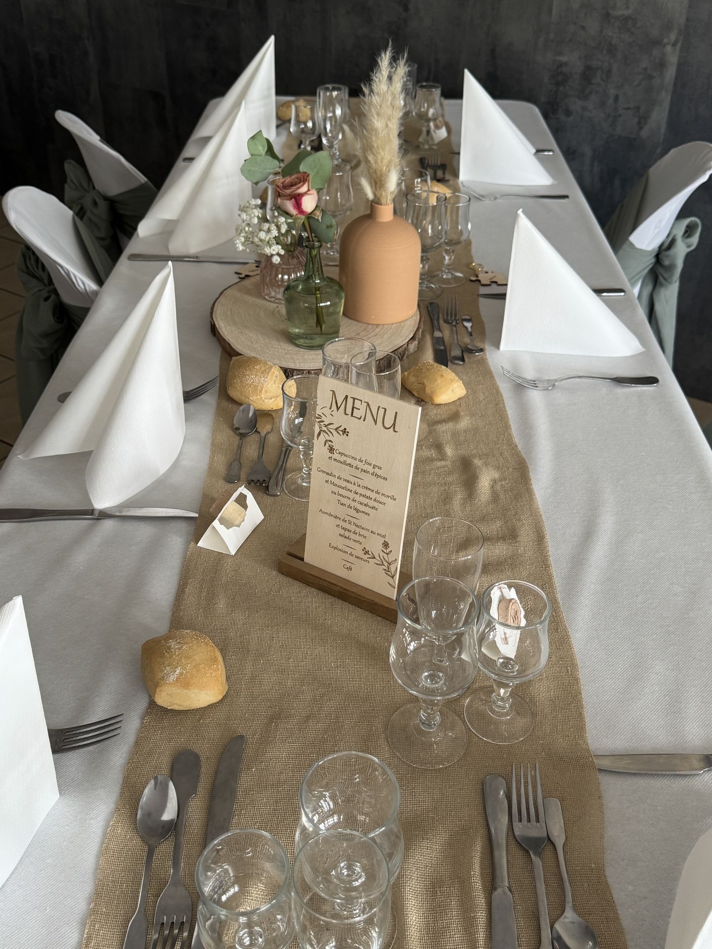Mariage Salle des Audouins chemin de table sable centre de table rondin en bois vase naturel pampas et fleurs menu de table en bois gravée