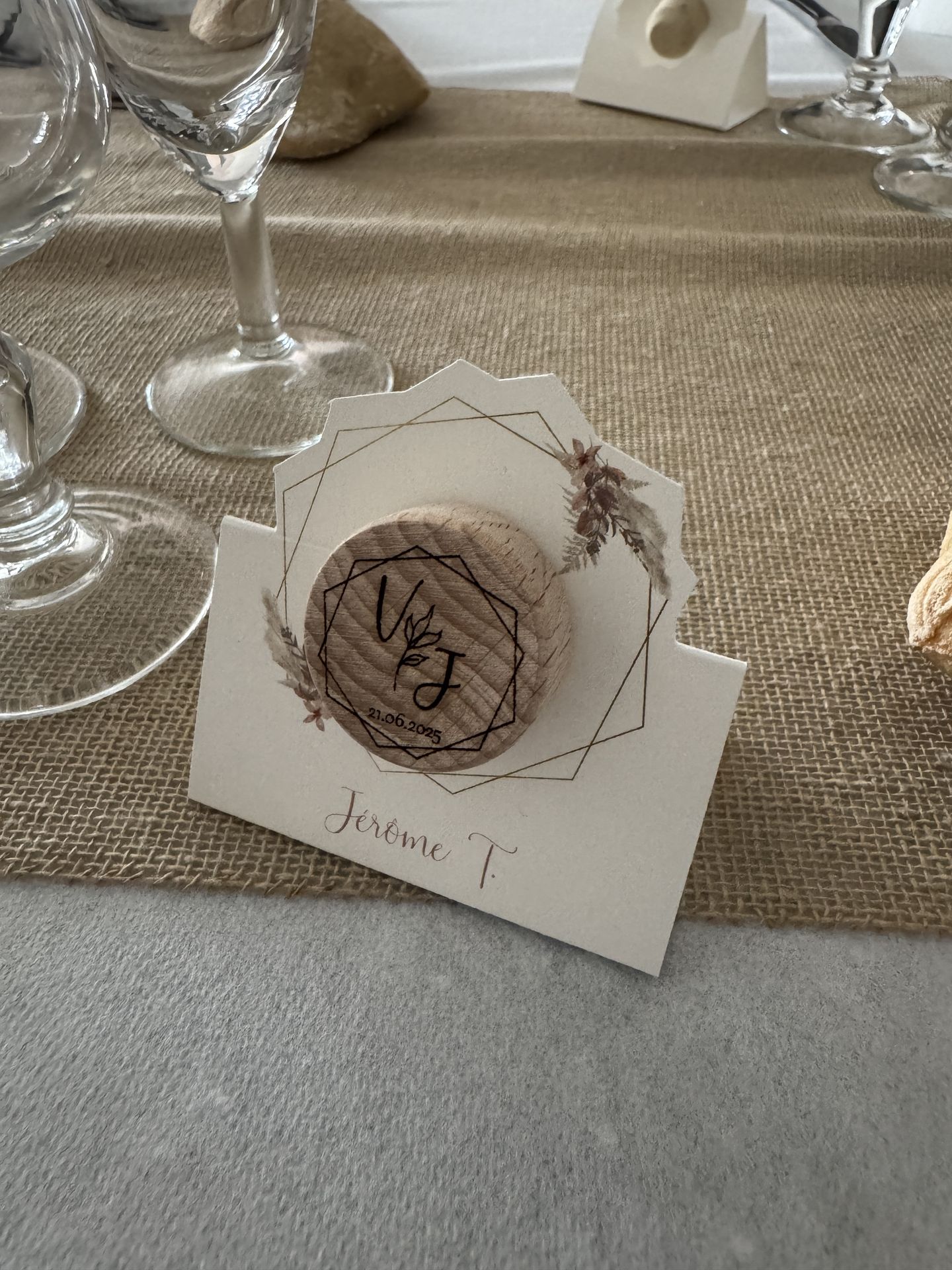Mariage Salle des Audouins marque place cadeaux invités bouchon de vin en bois