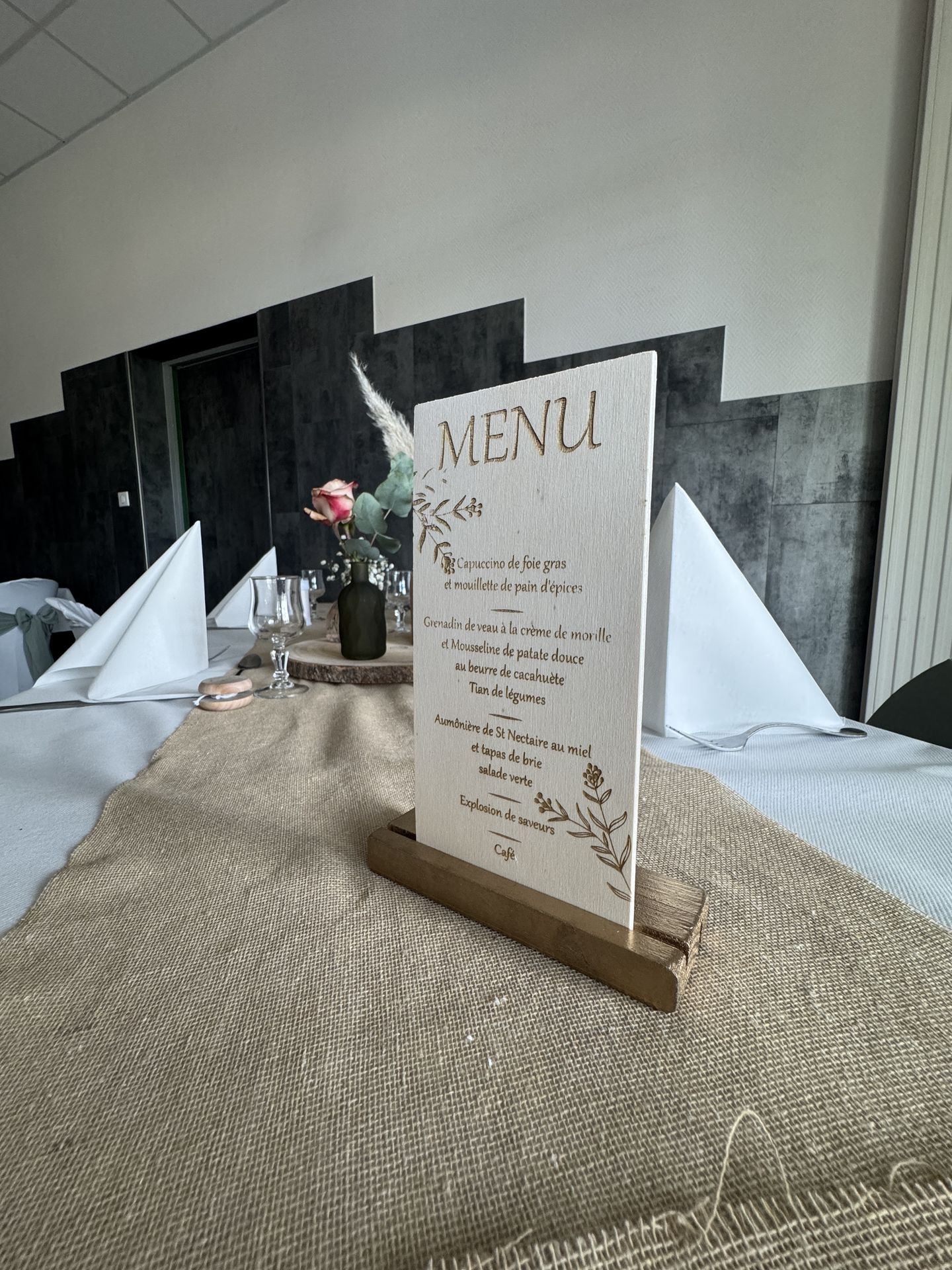 Mariage Salle des Audouins menu de table en bois gravée