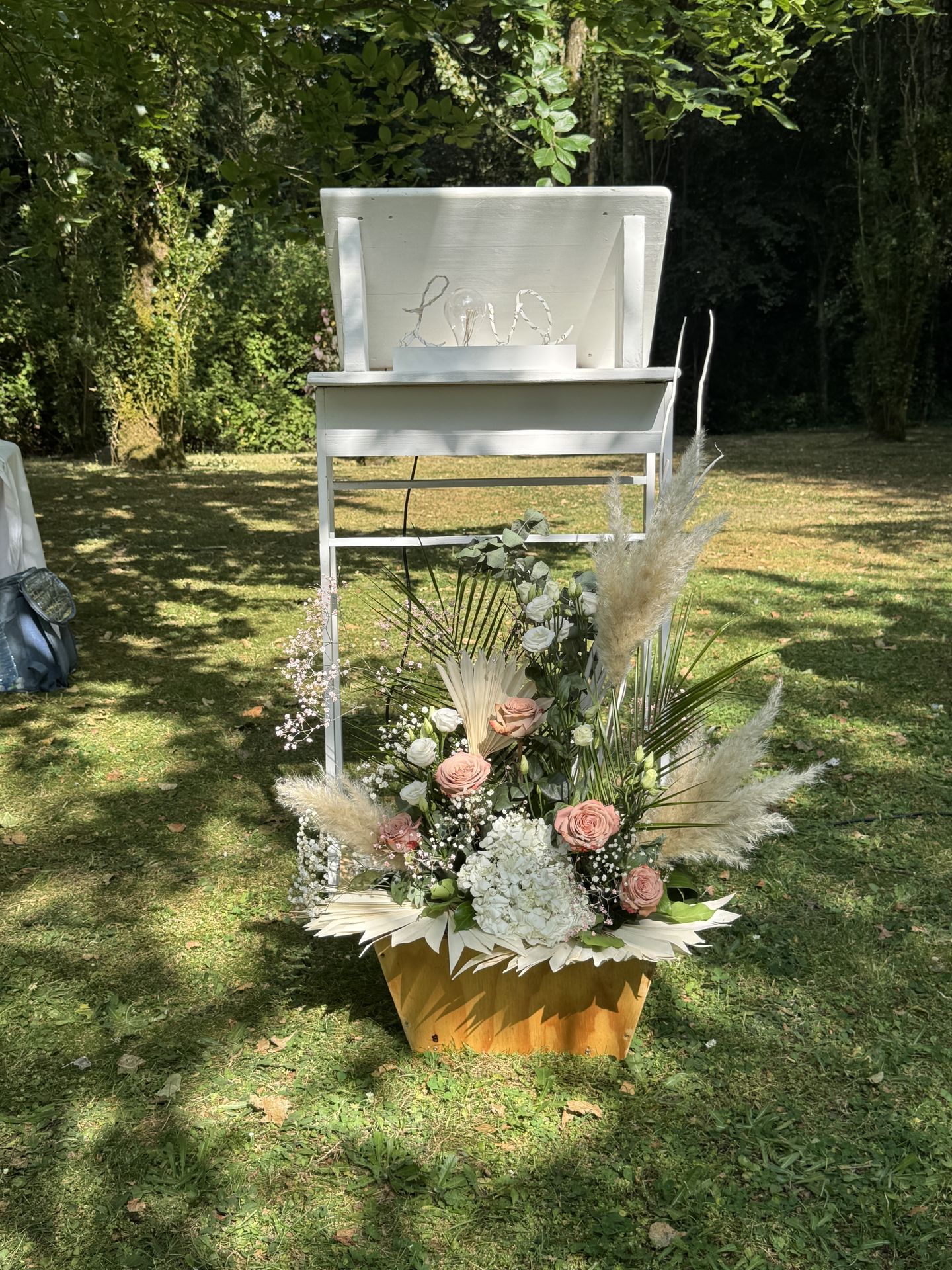 Mariage Salle des Audouins pupitre blanc love composition florale