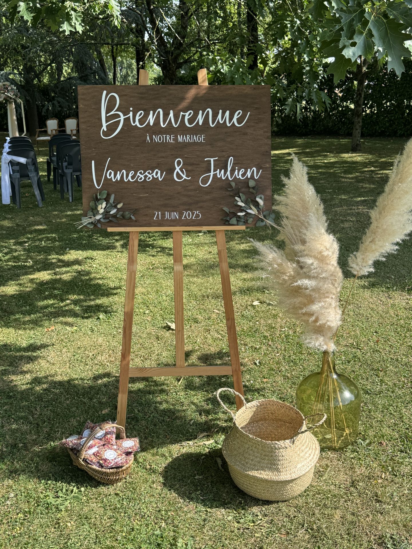 Mariage Salle des Audouins panneau de bienvenue en bois vase pampas