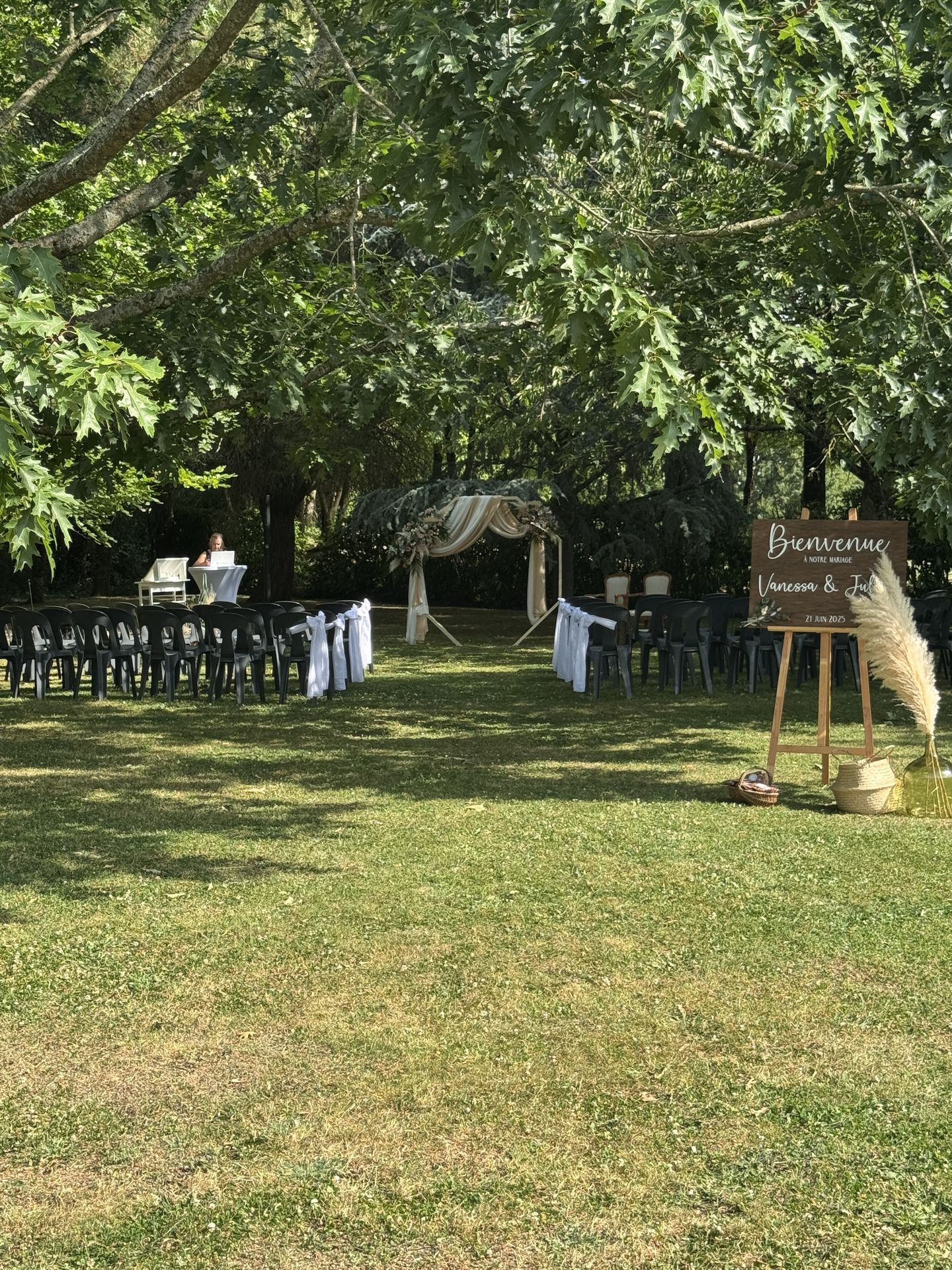 Mariage Salle des Audouins cérémonie laique arche dorée tissu blanc sable composition florale