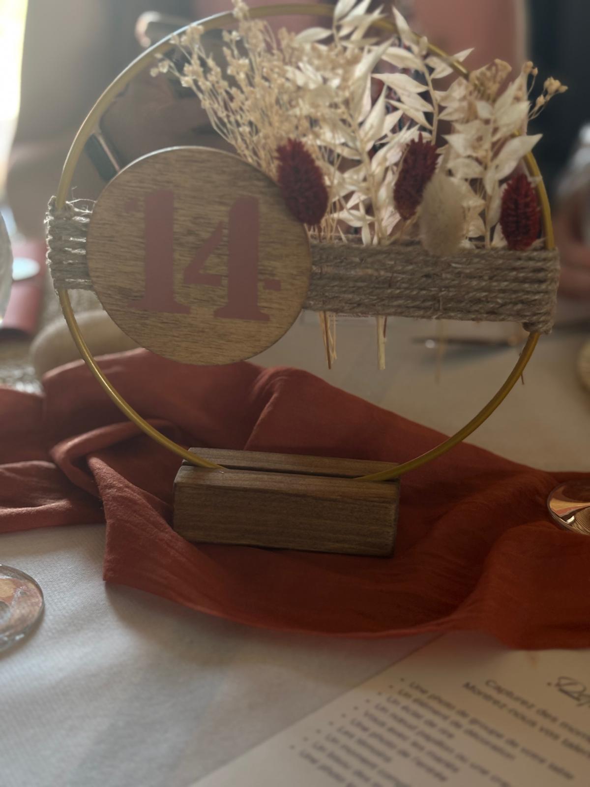 Mariage Salle Côté Jardin numéro de table en bois rond beige et terracotta