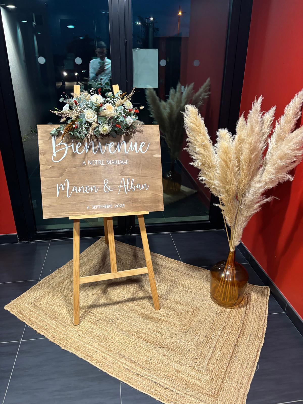 Mariage Salle Côté Jardin panneau de bienvenue en bois vase pampas composition florales