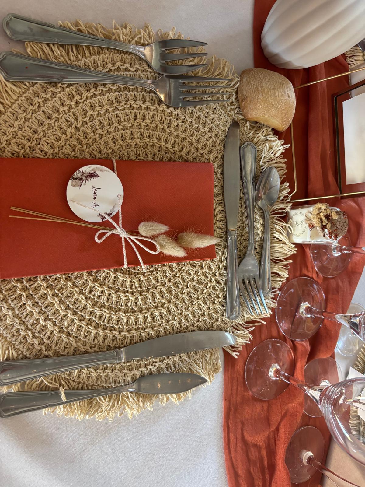 Mariage Salle Côté Jardin dressage de table serviette terracotta et chaton cadeaux invités bougie personnalisé chemin de table terracotta