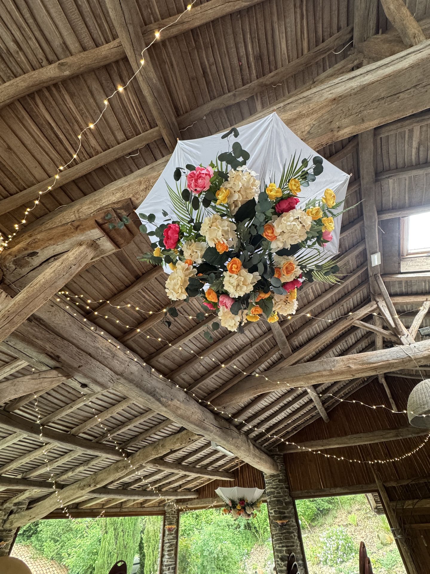 Mariage Domaine du Moulin Neuf ciel étolé leds parapluie blanc fleurs rose blanche orange jaune feuillage