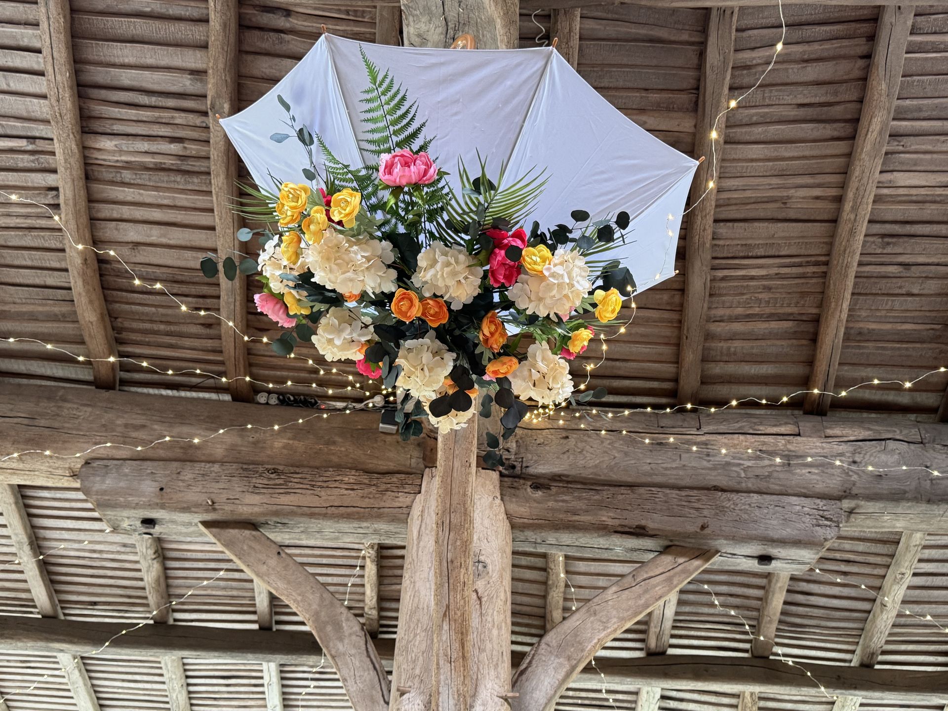 Mariage Domaine du Moulin Neuf ciel étolé leds parapluie blanc fleurs rose blanche orange jaune feuillage