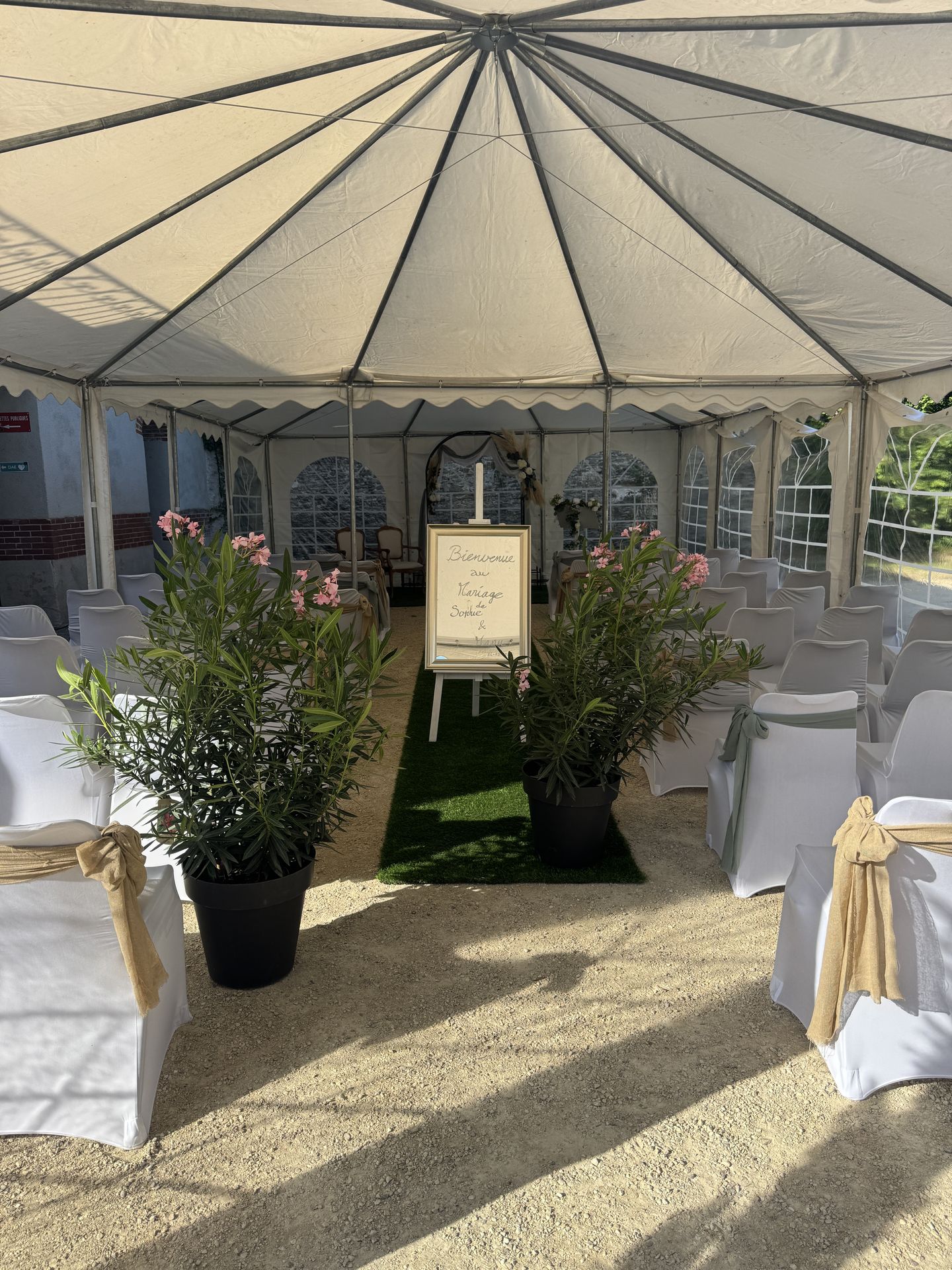 Mariage Salle des Fêtes cérémonie laique barnum panneau bienvenue dorée miroir chaise blanche noeud sablearche arrondi pupitre blanc feuillage