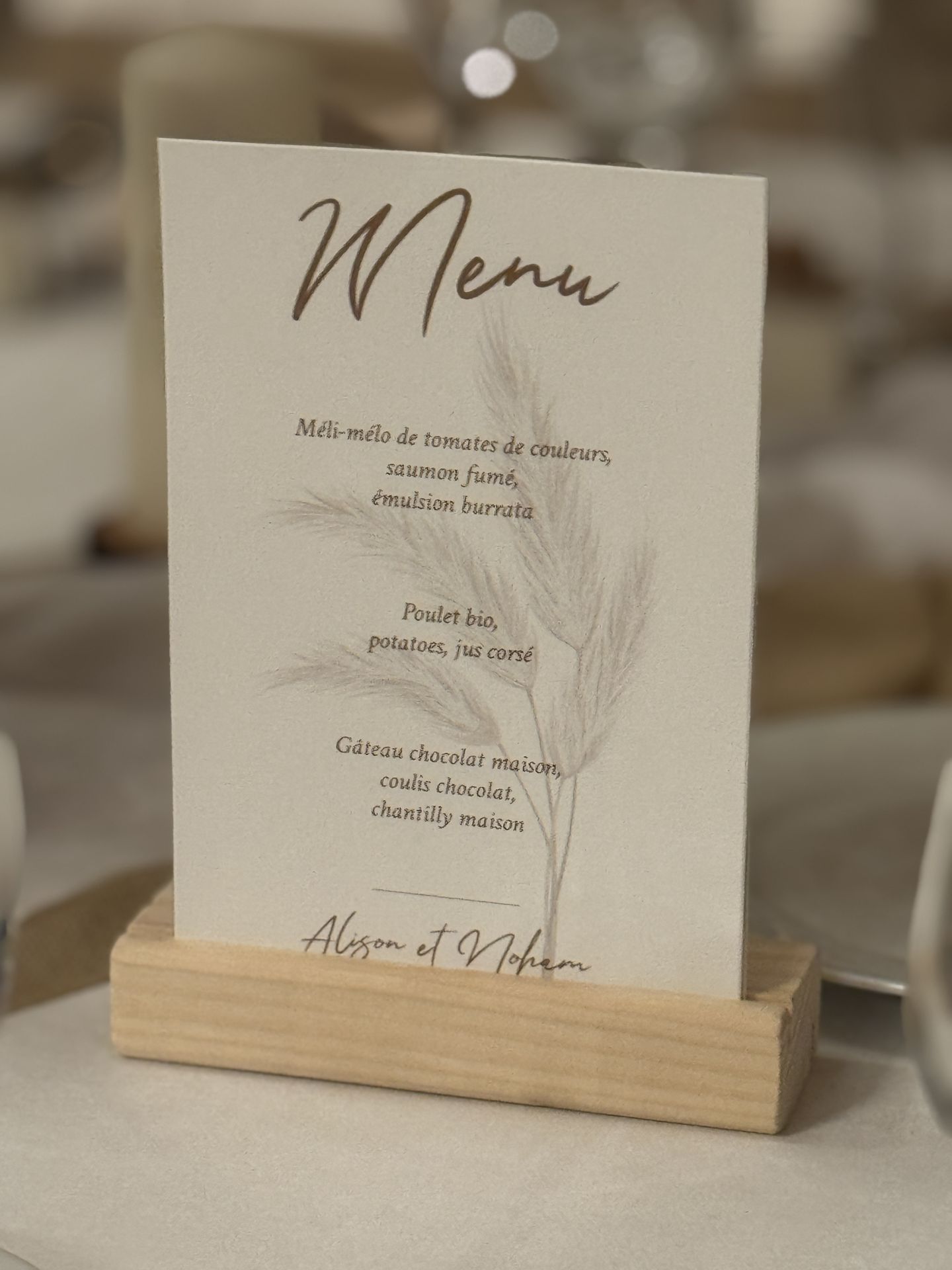 Mariage La Vallée de la Roche  menu de table en bois gravée