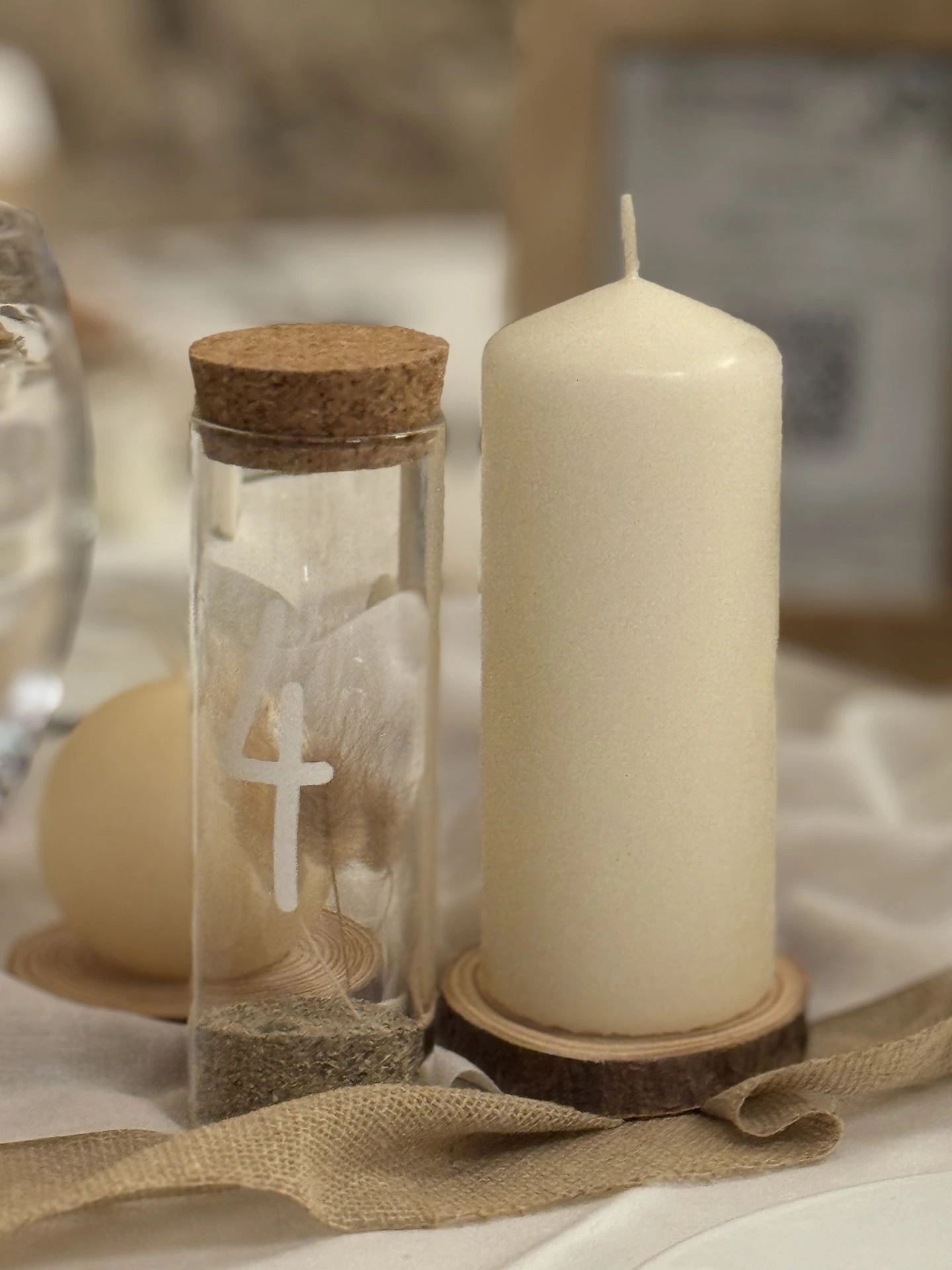 Mariage La Vallée de la Roche nom de table éprouvette rondin en bois et bougies blanche