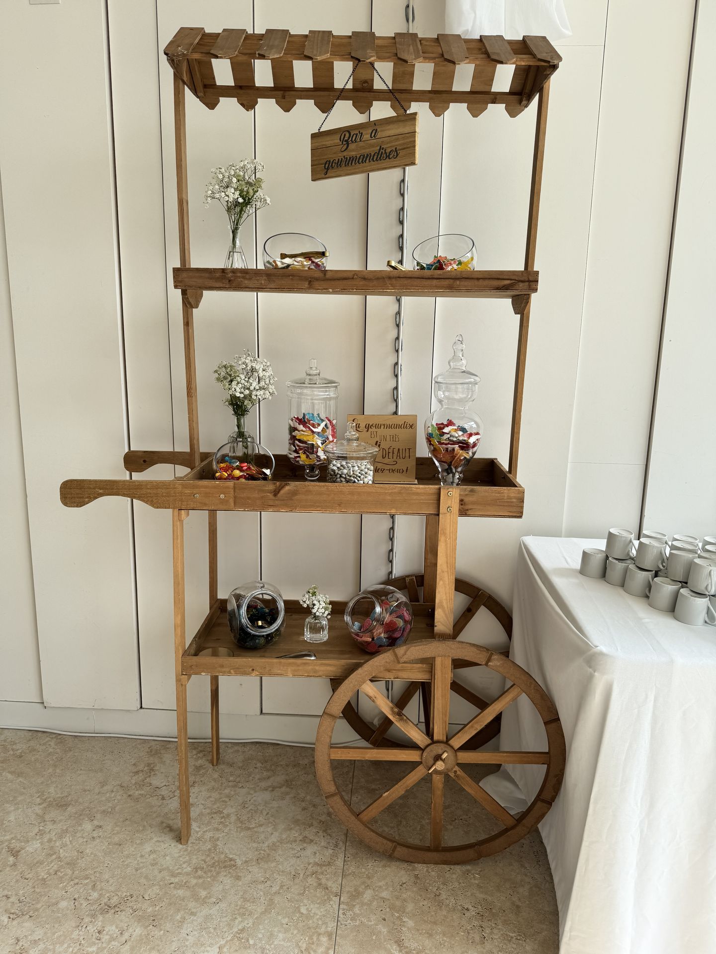 Mariage La Vallée de la Roche bar à gourmandise en bois chariot