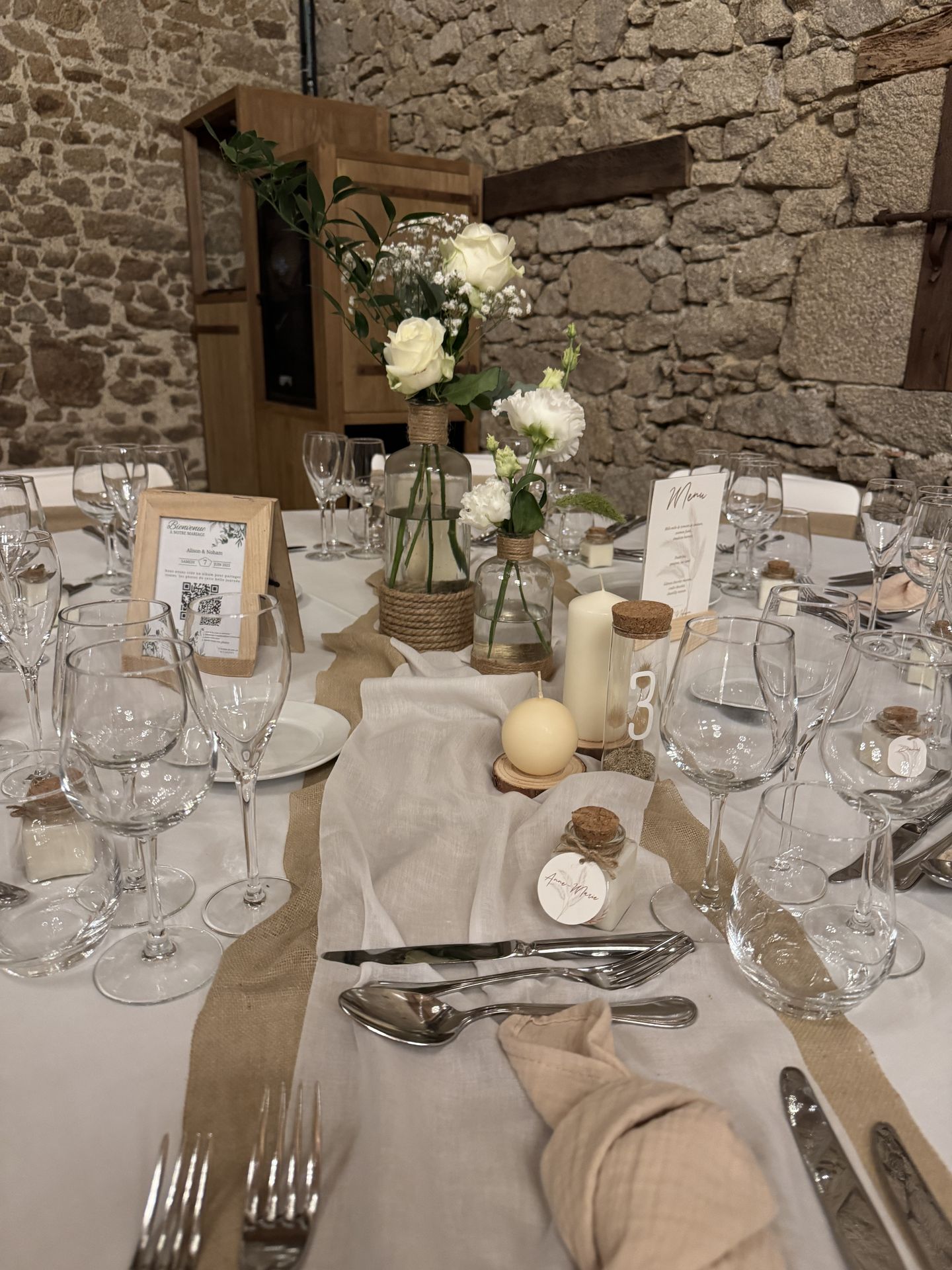 Mariage La Vallée de la Roche table blanche noeud de chaise sable fleurs bougies serviette sable menu de table en bois gravée cadeaux invités bougies