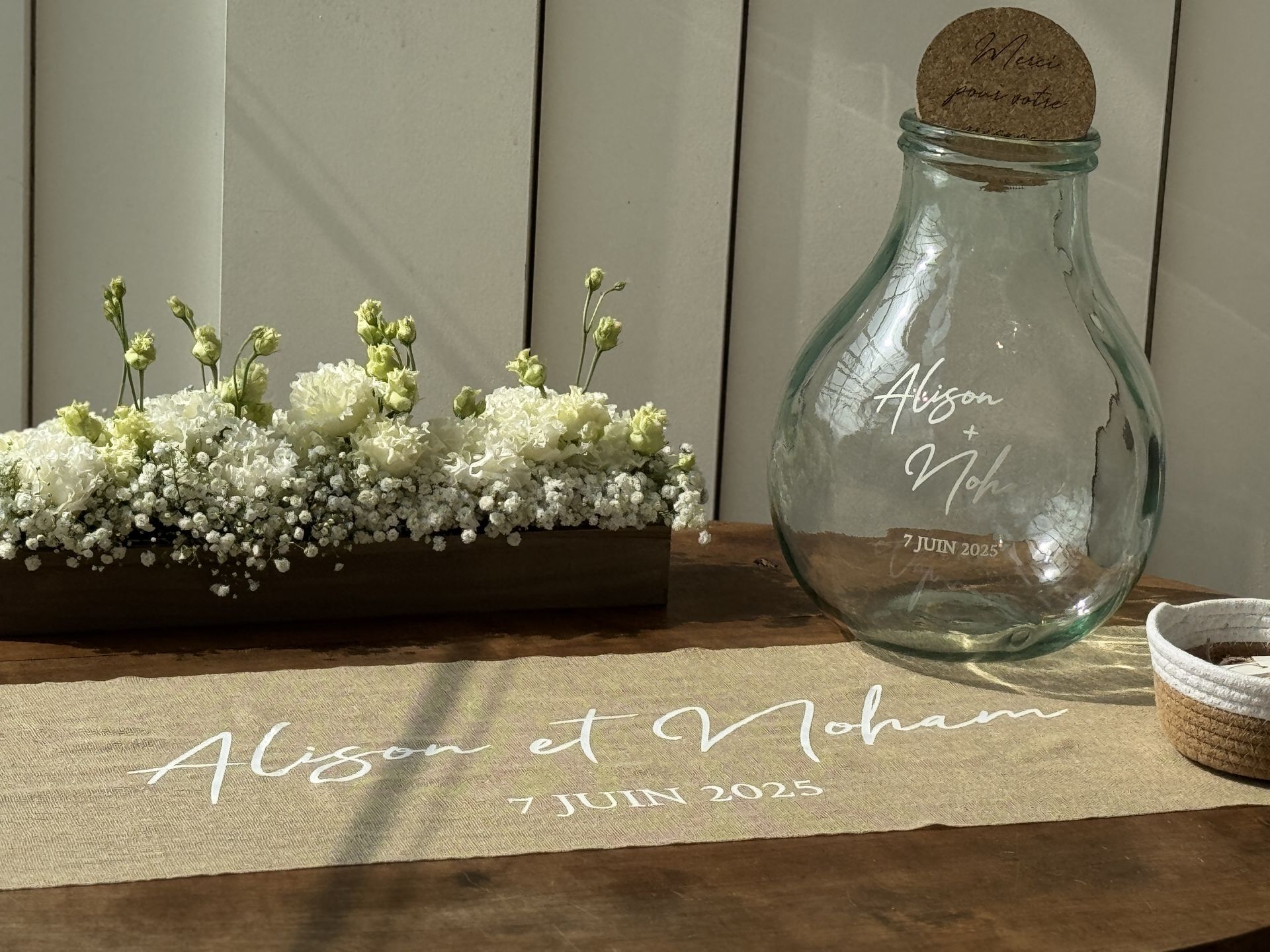 Mariage La Vallée de la Roche espace cagnotte dame-jeanne personnalisé composition florale